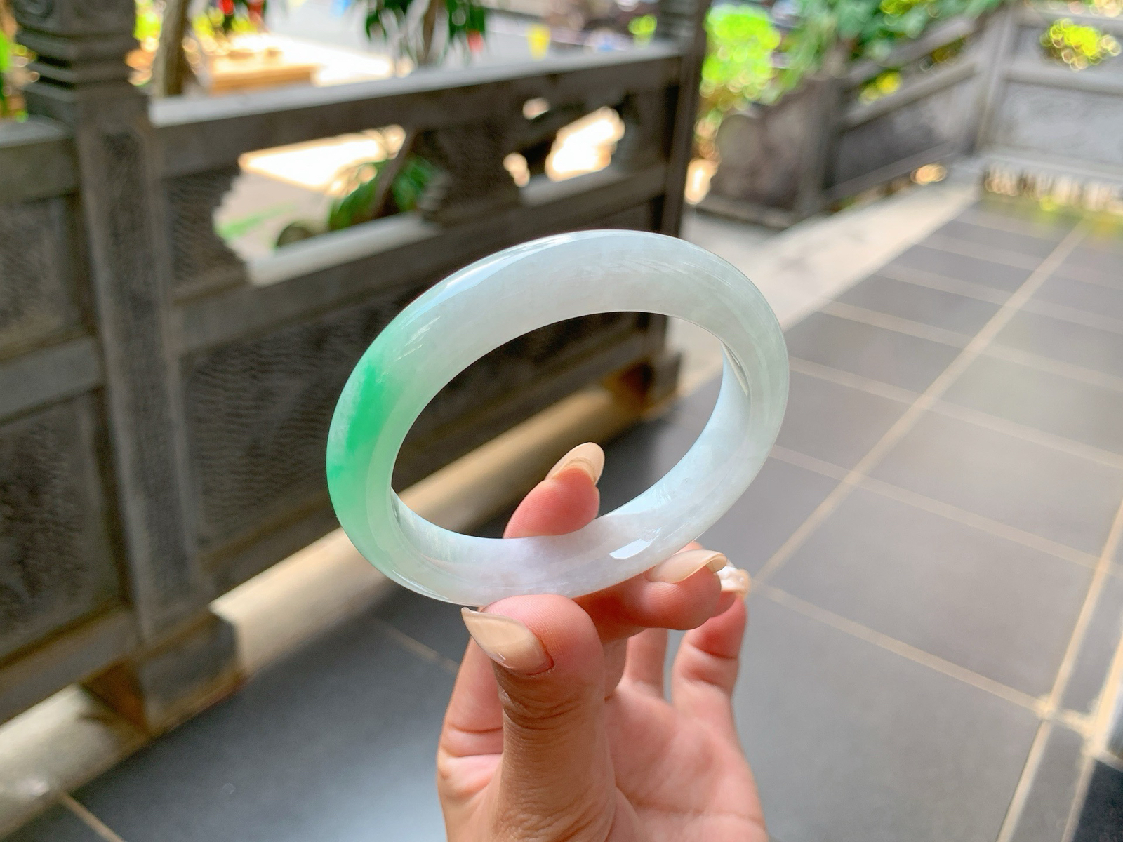 ｜55圈口
白底青翡翠手镯，飘一截辣绿色，鲜艳大气，整体冰冰润润的，俏丽夺目，