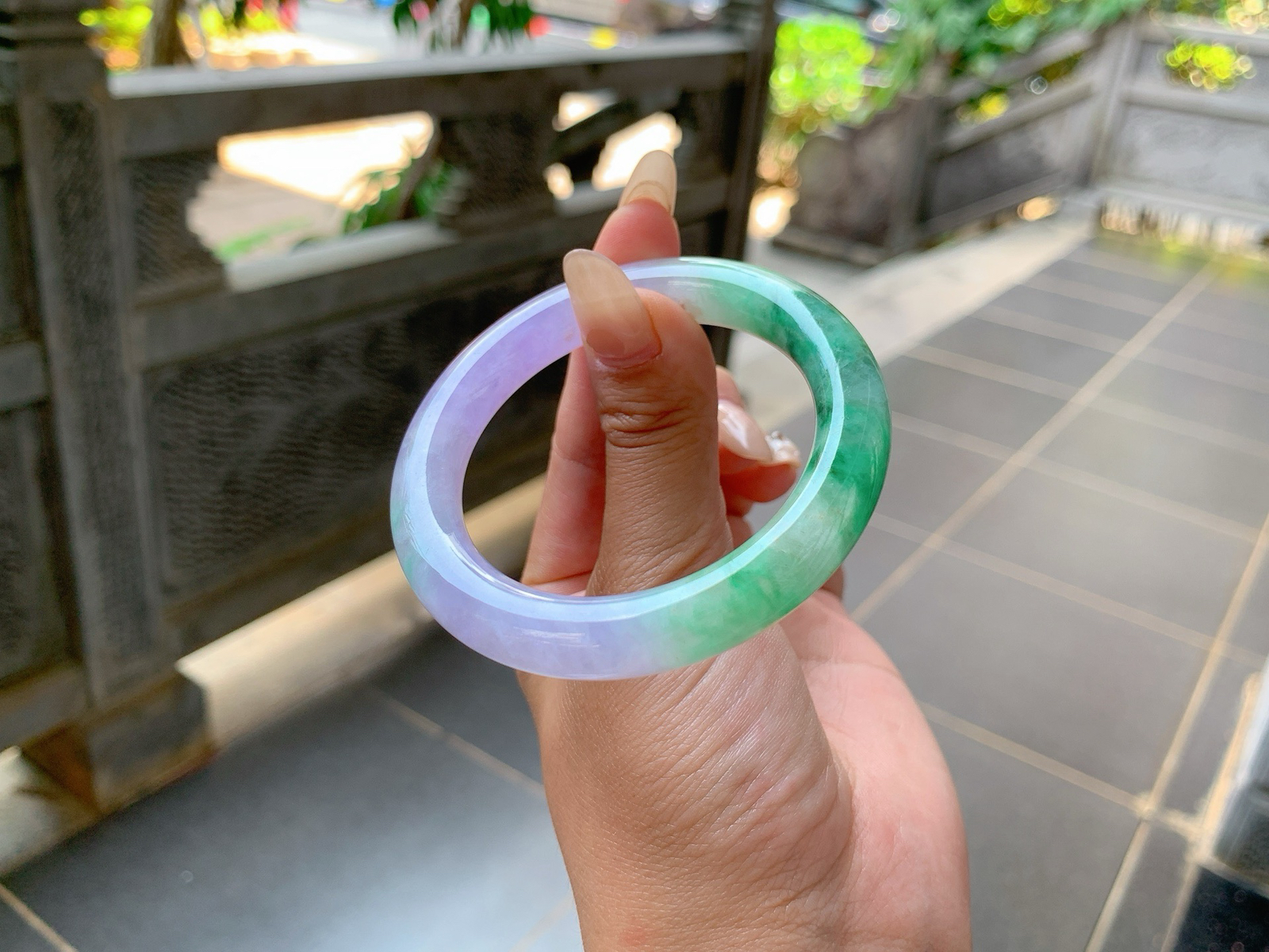 ｜50圈口
 冰春彩福镯，条粗:9.5，超浓郁的一截冰紫色，水润透亮，另一半飘藓绿花，有一种鲜明的