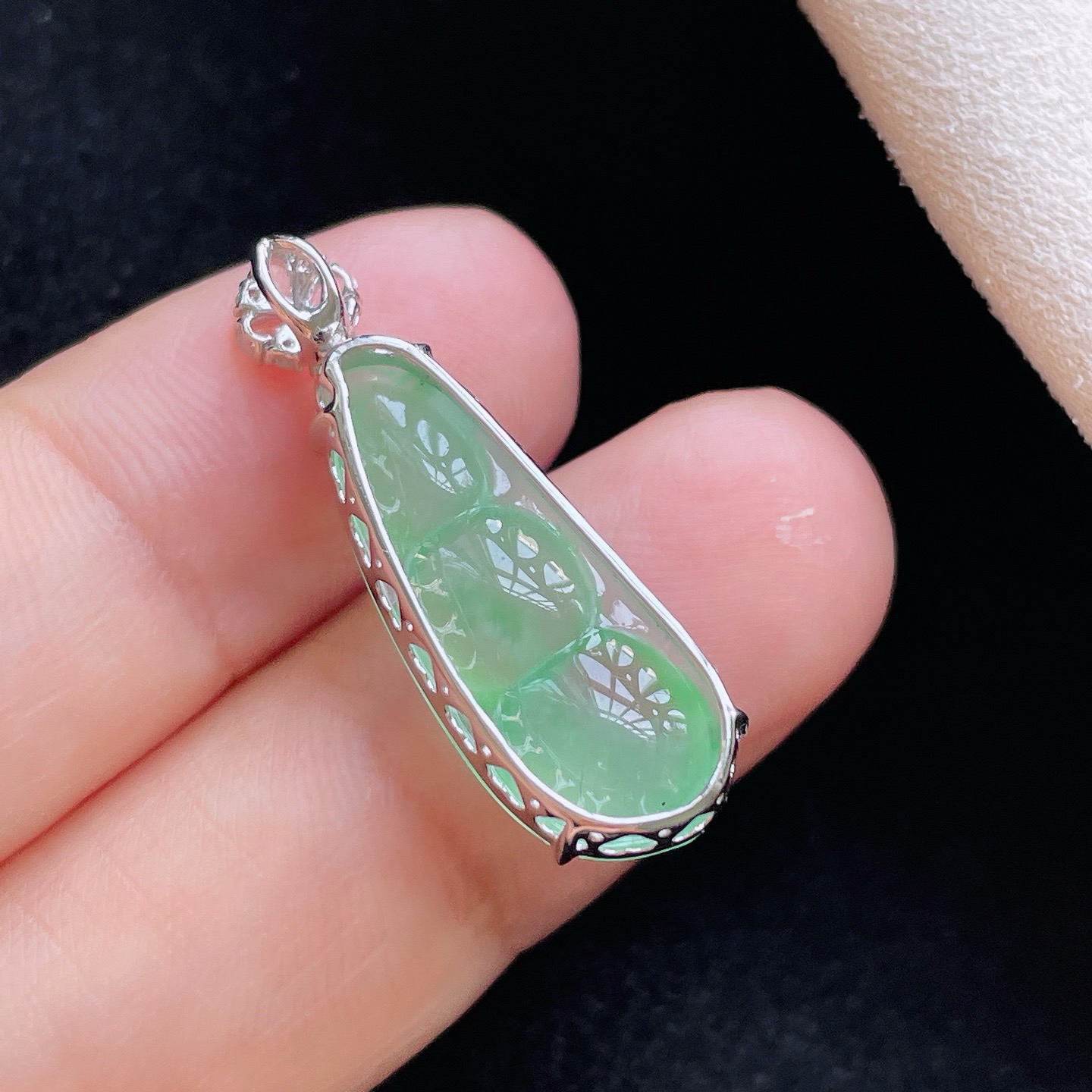 18K 冰种晴绿·福豆

裸23-9.4-3.2