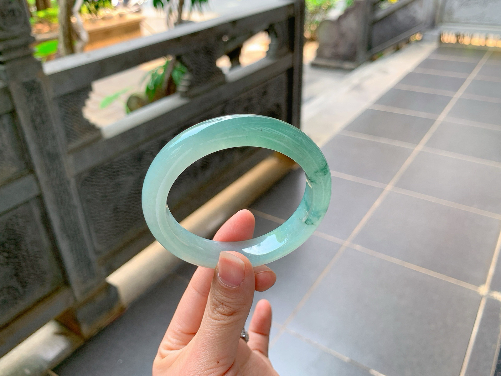 ｜56圈口
湖水绿飘花镯，半山半水、油润油润的，种老