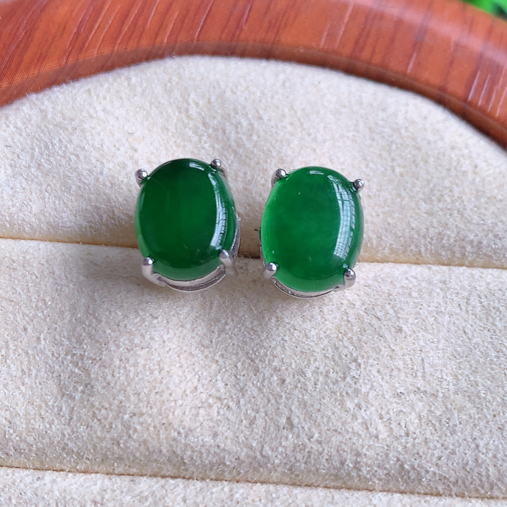 冰透满绿翡翠925银镶耳坠，自然光实拍，翠色灵动，颜色漂亮，种老水足，品相佳，佩戴佳品！W481.2