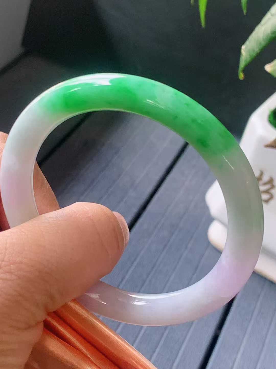 【翡翠名称】冰春彩飘阳绿57.3圈口圆条手镯
【翡翠尺寸】57.3/8.8/9mm适合57-59.5正圈口佩戴
【翡翠描述】宝贝种老水足，玉质细腻，色泽靓丽，性价比高，佩戴效果好！
【其它赠送】权威证书/精美挂绳盒子/支持全国复检