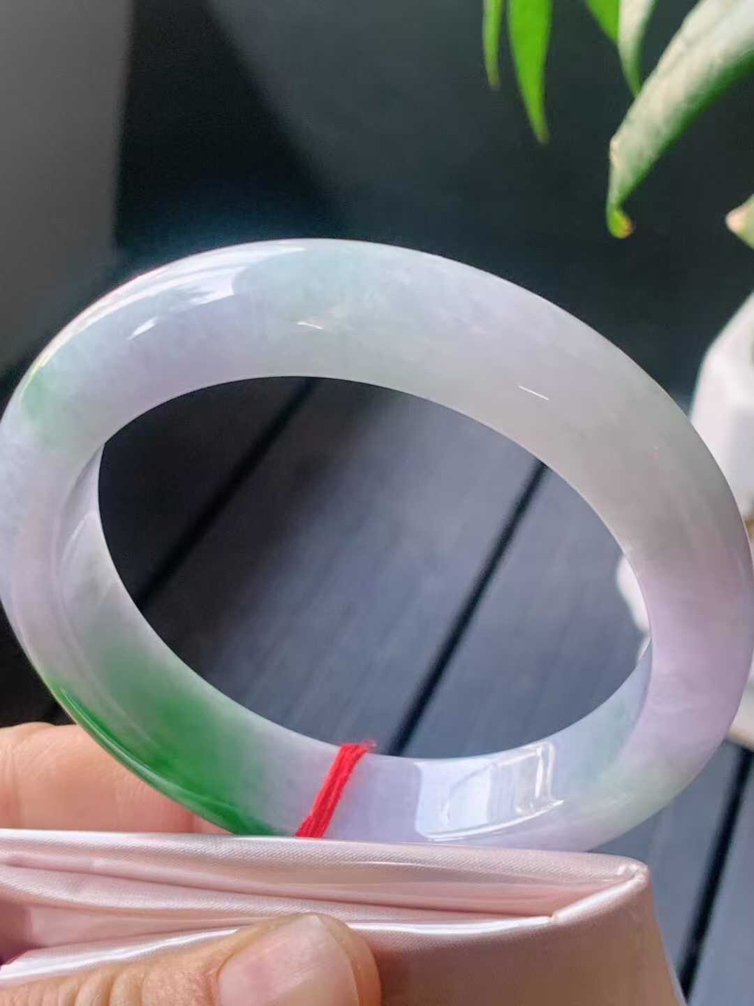 【翡翠名称】老坑种春彩飘阳绿56.8正圈口手镯
【翡翠尺寸】56.8/12.8/8.8mm适合56-58正圈口佩戴
【翡翠描述】宝贝种老水足，玉质细腻，色泽靓丽，性价比高，佩戴效果好！
【其它赠送】权威证书/精美挂绳盒子/支持全国复检