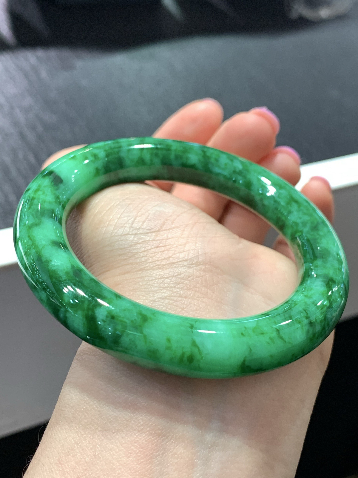 尺寸55.4/11.3/11.7，辣绿圆条手镯
水润细腻 有种有色