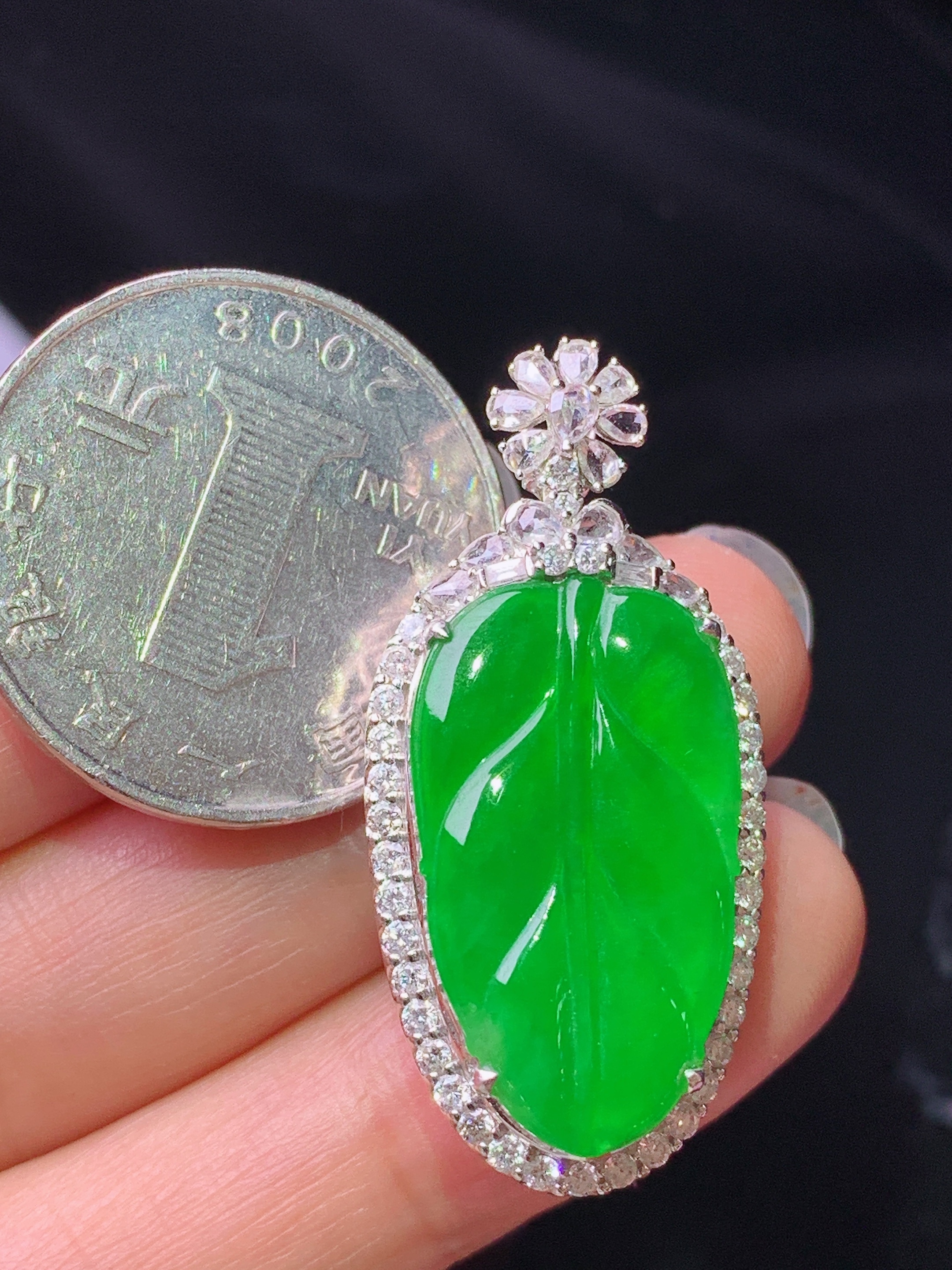 18k金钻镶嵌满绿树叶吊坠 玉质细腻 色泽艳丽清新 水润亮眼 整体尺寸36.2*17.2*9.7c5