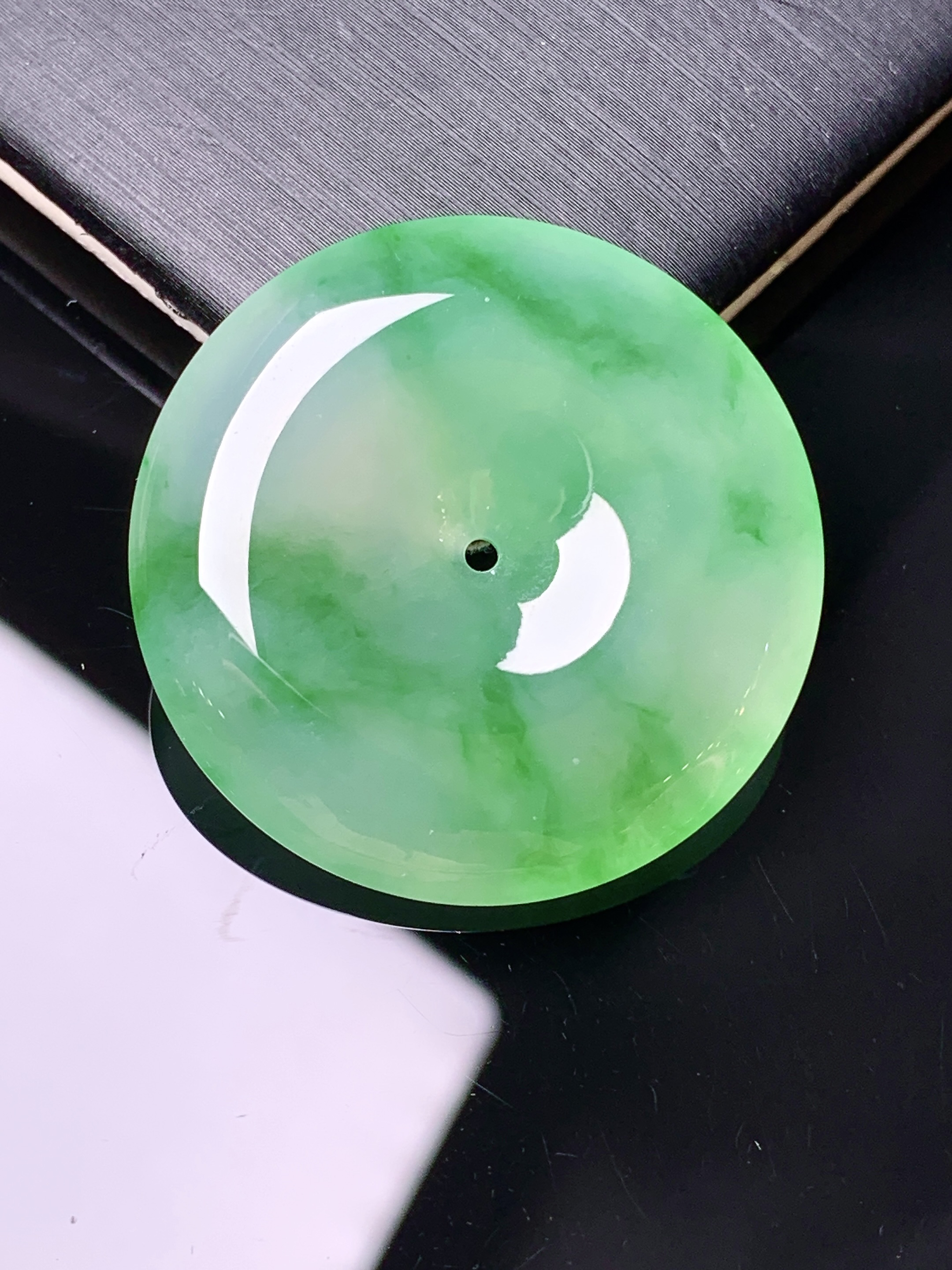 冰种飘绿平安扣吊坠 玉质细腻 色泽艳丽清新 水润亮眼 整体尺寸30.8*6x1