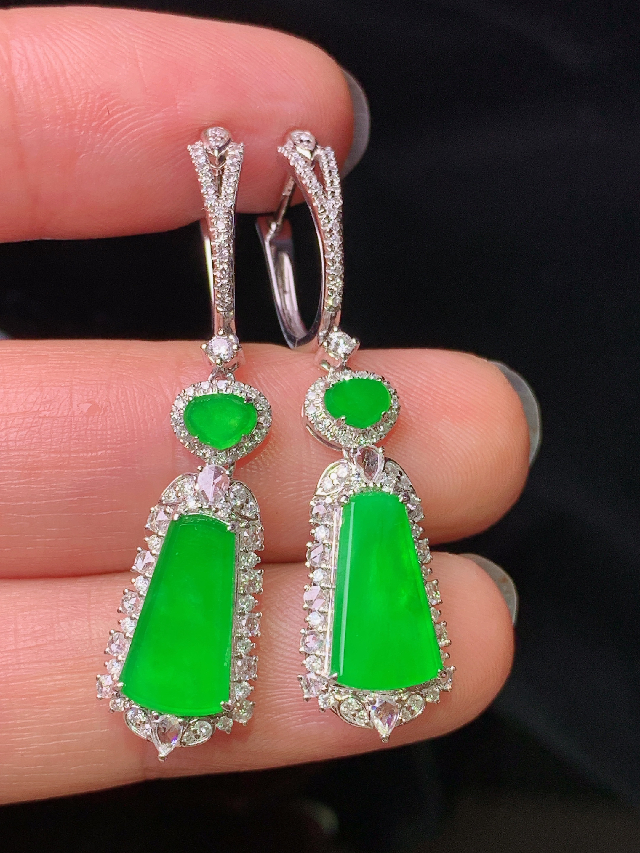 18k金钻镶嵌满绿无事牌耳坠 玉质细腻 色泽艳丽清新 水润亮眼 整体尺寸38.6*9.5*5.3c5