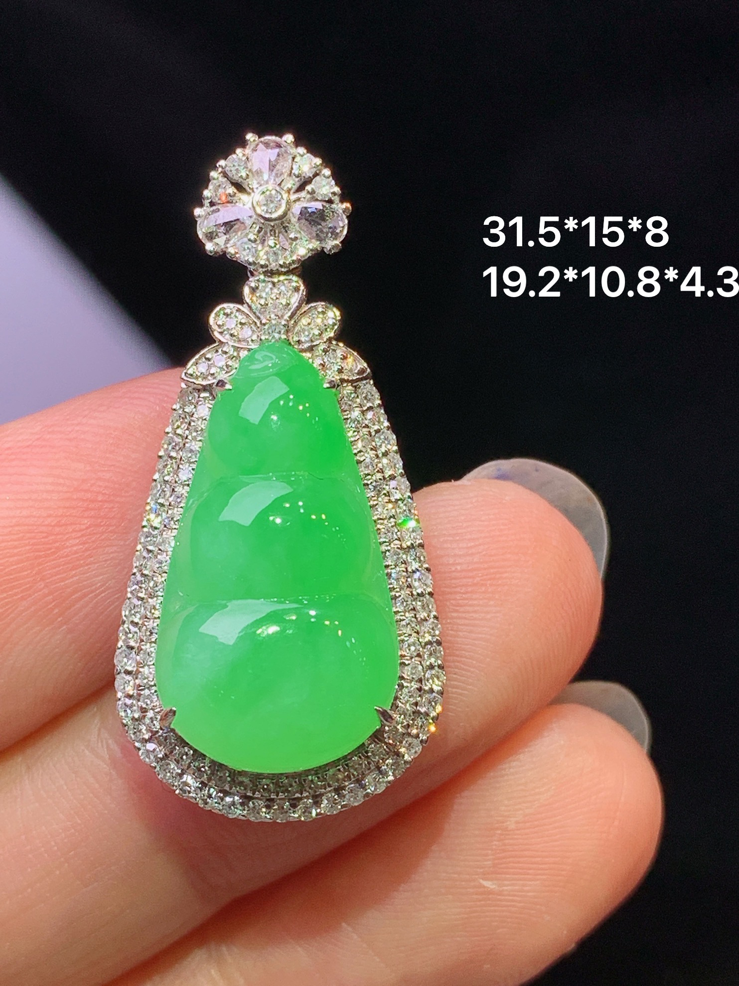 18k金钻镶嵌翠绿四季豆吊坠 玉质细腻 色泽艳丽清新 水润亮眼 整体尺寸31.5*15*8f3