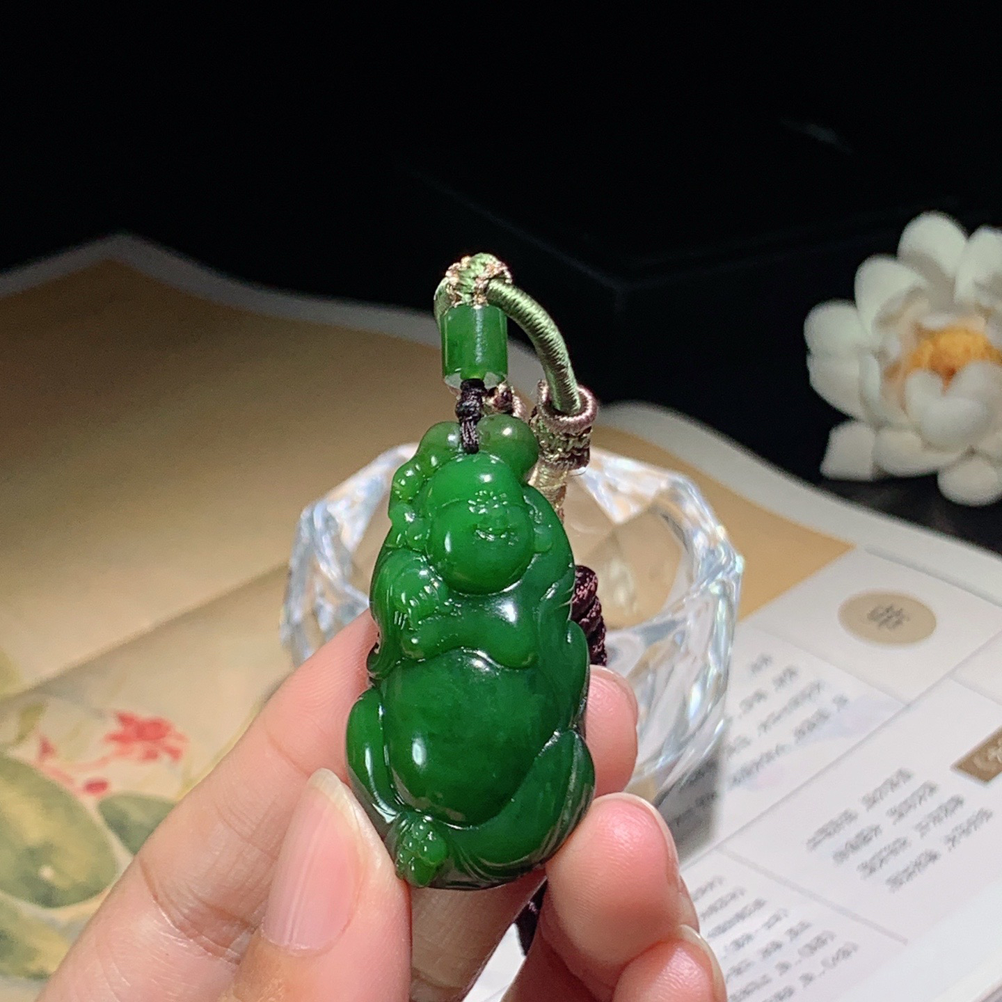 和田玉阳绿红皮料俄罗斯碧玉佛引福来挂件 尺寸41/22/13重20克 玉质细腻油润 底色纯净 脂粉好，品质好。lt260327