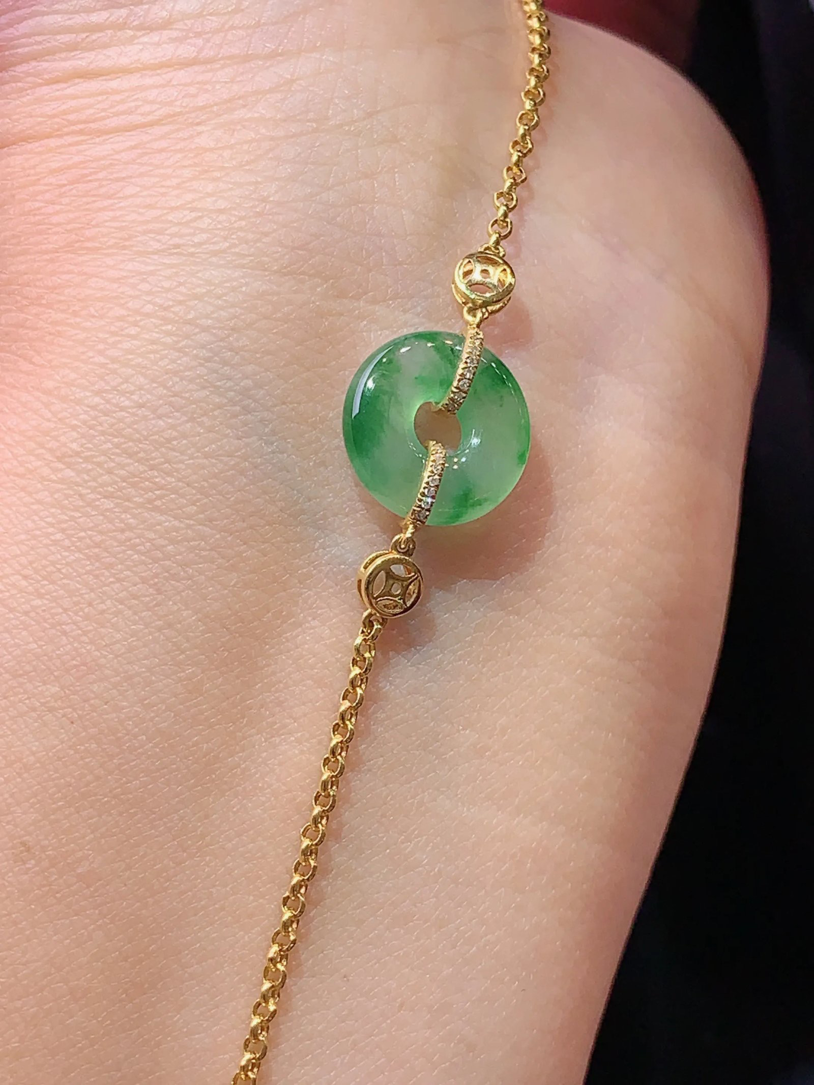 18k金镶嵌飘绿平安扣手链 玉质细腻 色泽艳丽 整体尺寸11.8*3.3m1