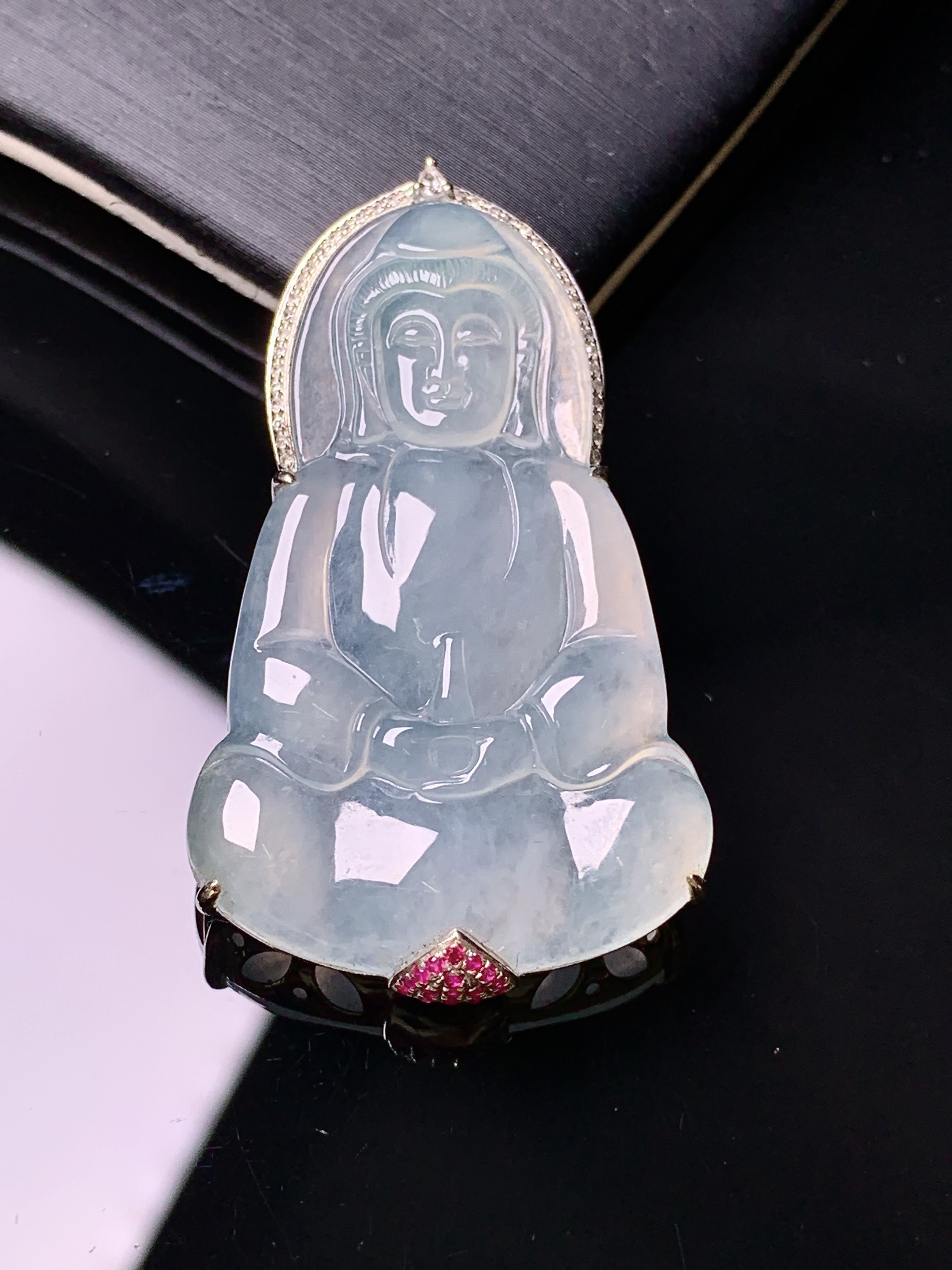 18k金钻镶嵌冰种观音吊坠 玉质细腻 色泽艳丽清新 水润亮眼 整体尺寸43.2*25.2*7c1