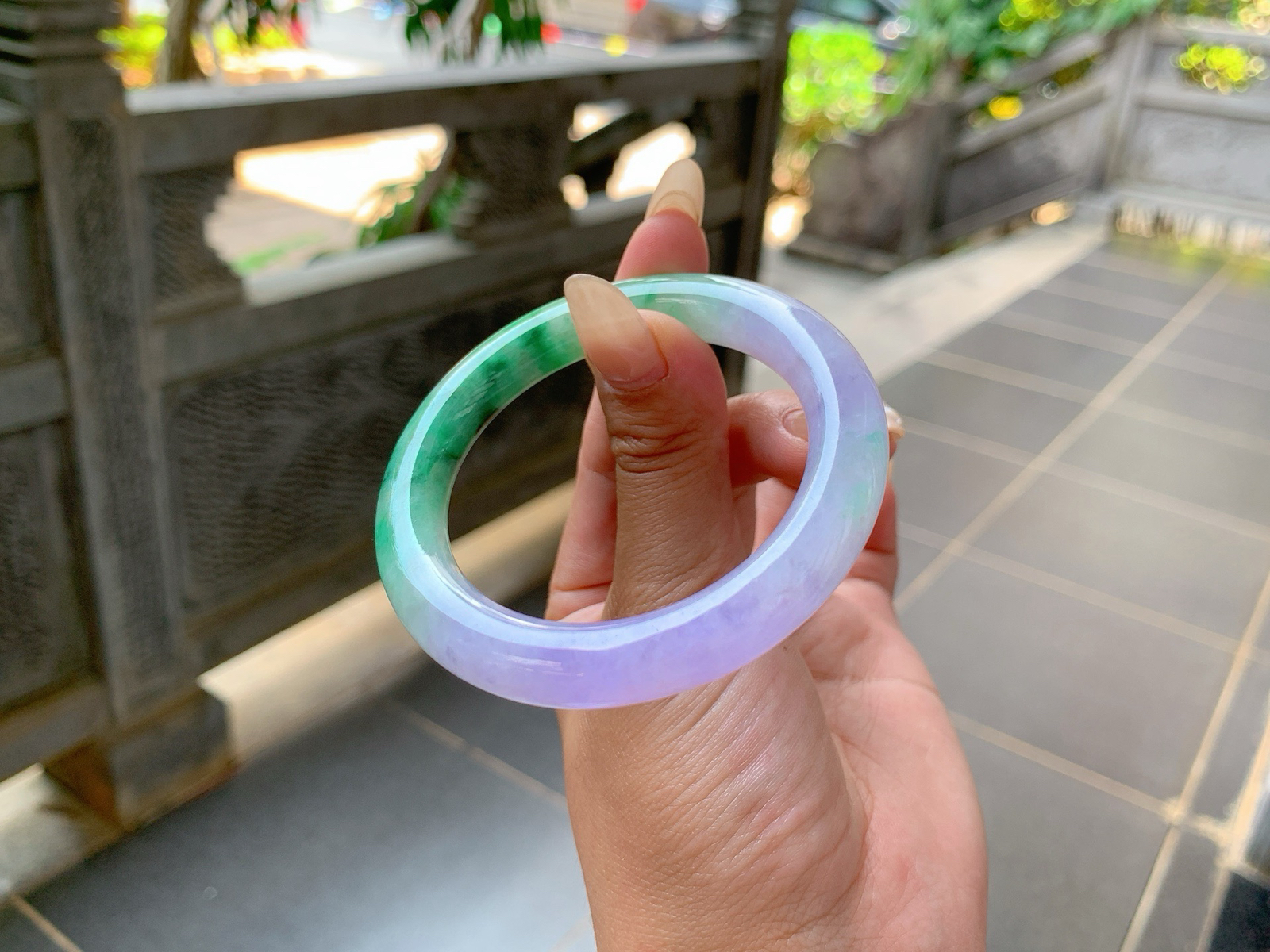 ｜50圈口
 冰春彩福镯，条粗:9.5，超浓郁的一截冰紫色，水润透亮，另一半飘藓绿花，有一种鲜明的特色感