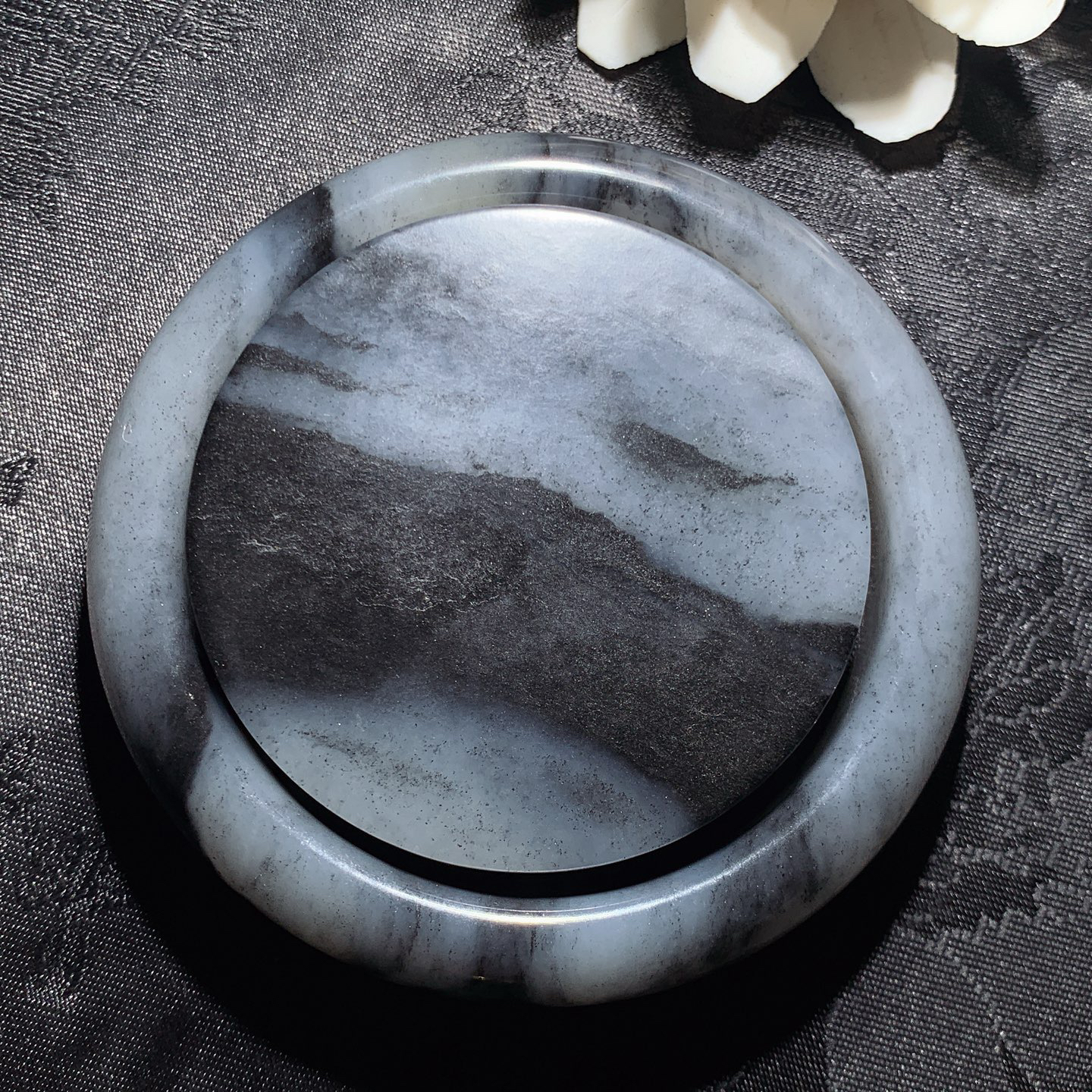 新疆和田玉籽料青花手镯 青花籽料套镯 镯子芯尺寸57/14重109.5克 60圈口条宽13厚9重63克！玉质细腻油润 底色纯净 脂粉好，品质好。lt260325