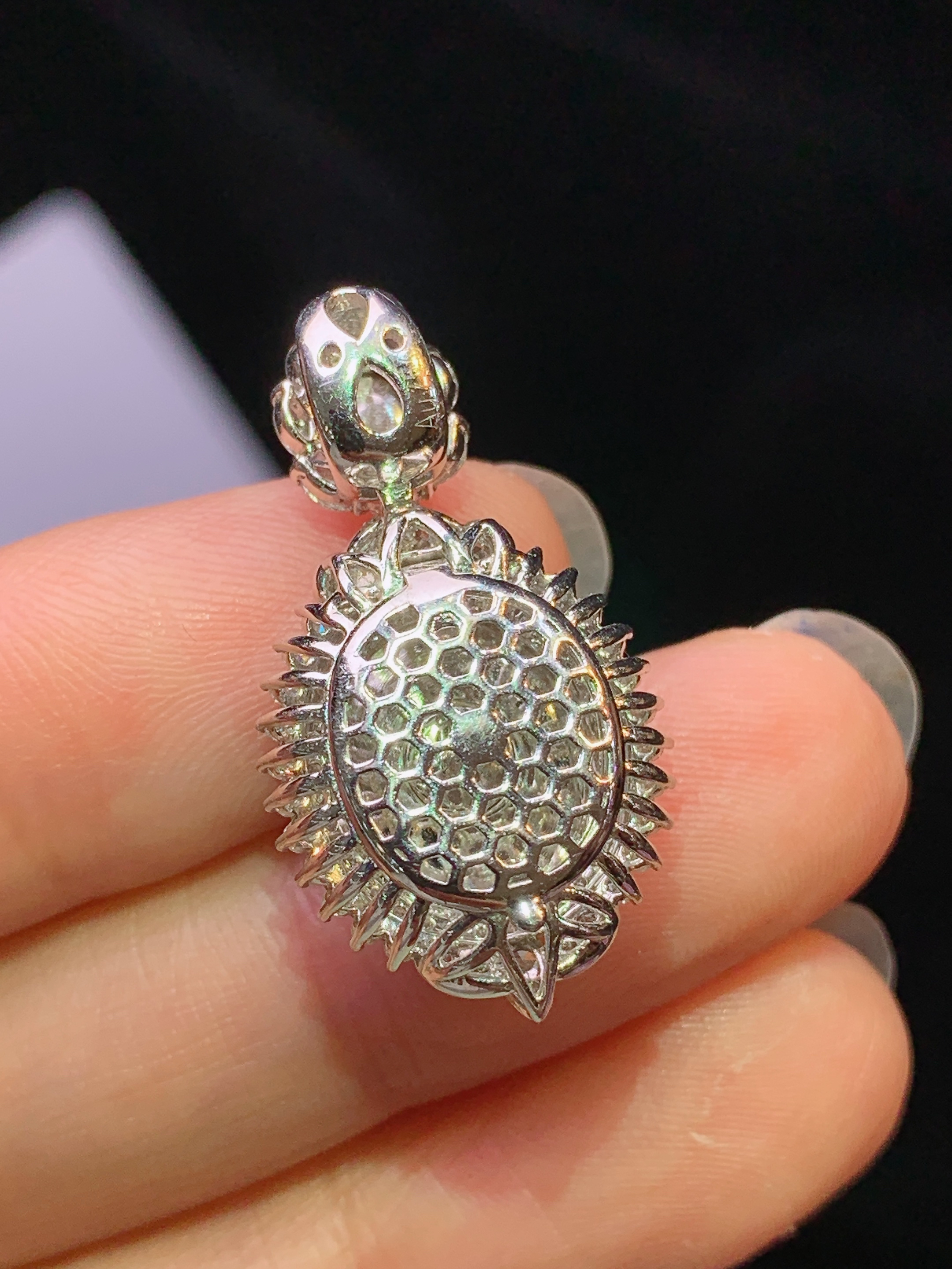 18k金钻镶嵌满绿蛋面吊坠 玉质细腻 色泽艳丽清新 水润亮眼 整体尺寸29*15*10.5h1