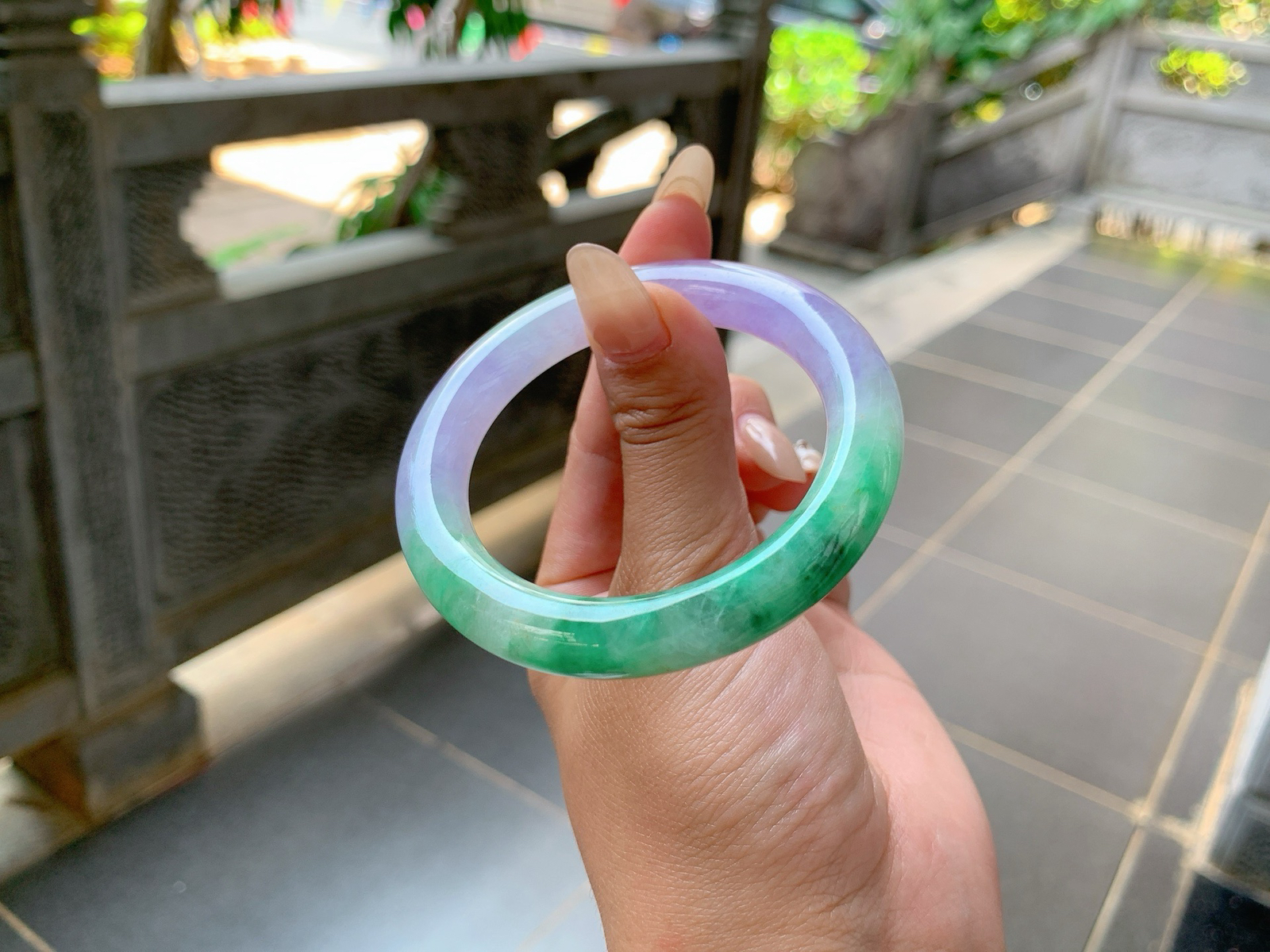 ｜50圈口
 冰春彩福镯，条粗:9.5，超浓郁的一截冰紫色，水润透亮，另一半飘藓绿花，有一种鲜明的特色感