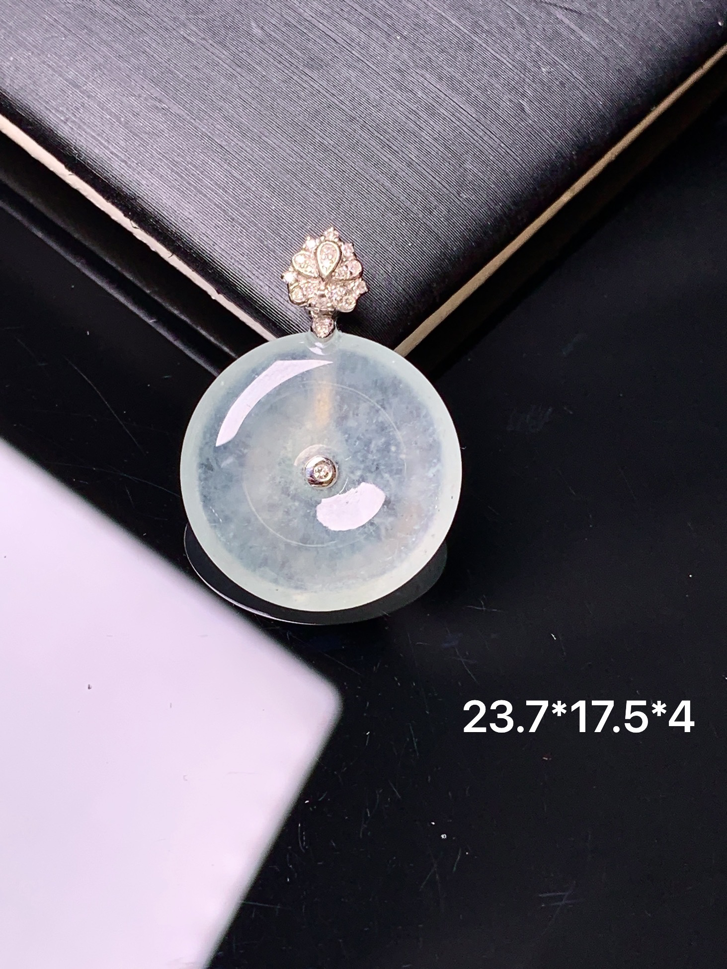 18k金钻镶嵌冰种平安扣吊坠 玉质细腻 色泽艳丽清新 水润亮眼 整体尺寸23.7*17.5*4c1