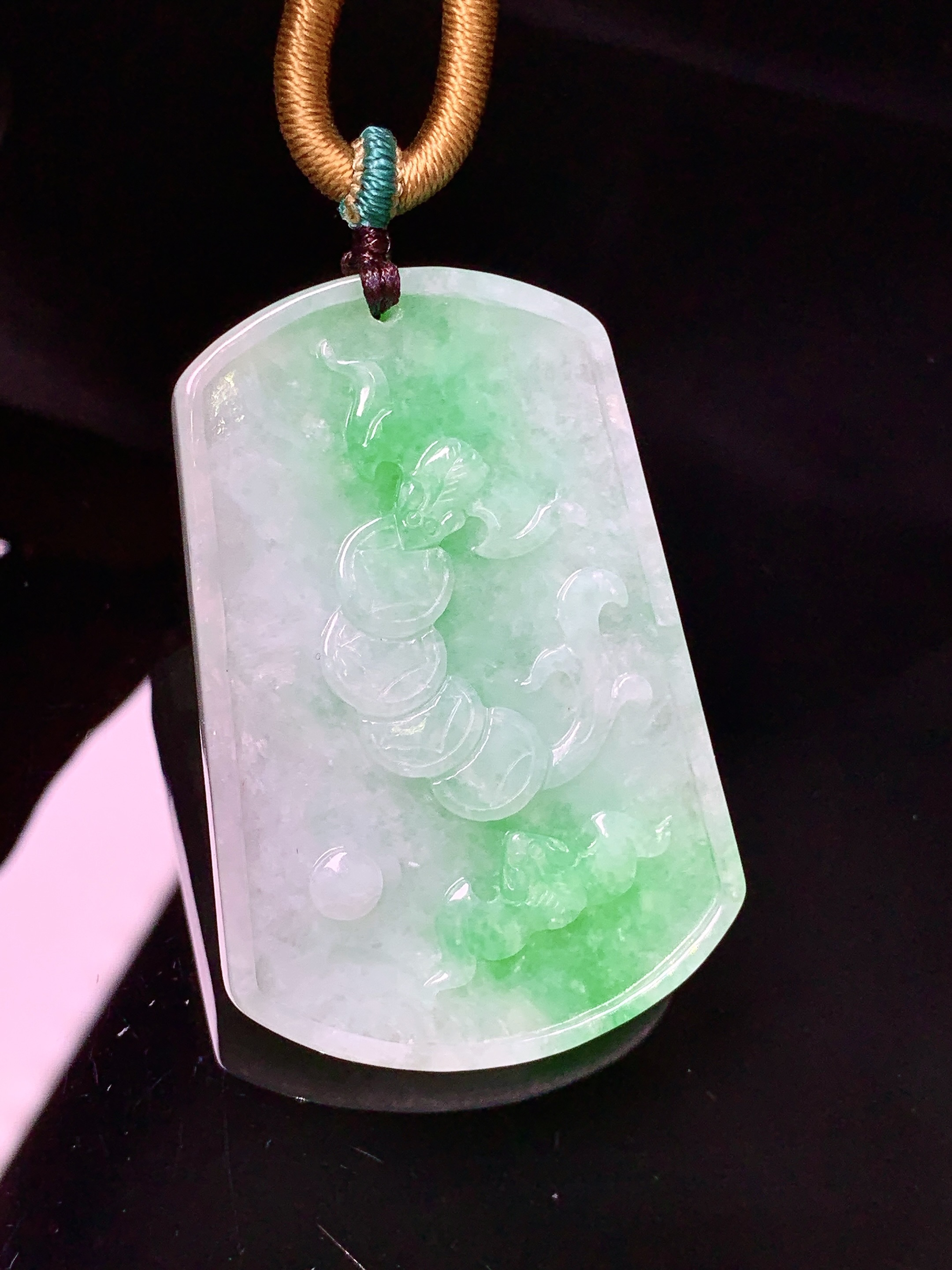 飘绿竹节牌吊坠 玉质细腻 色泽艳丽清新 水润亮眼 整体尺寸44.5*29.7*5.2c1