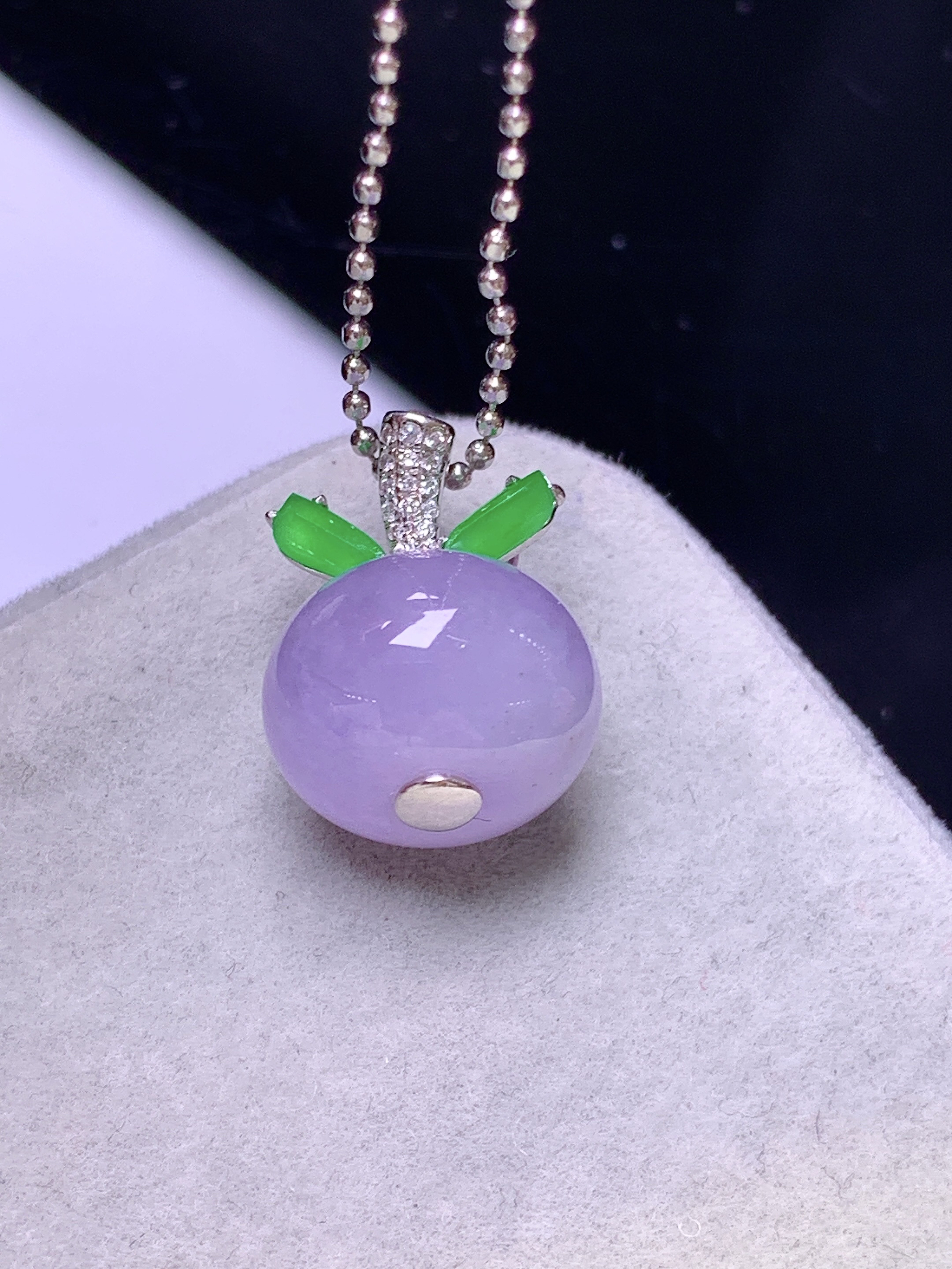 18k金钻镶嵌紫罗兰路路通吊坠 玉质细腻 色泽艳丽清新 水润亮眼 整体尺寸17*12.7*8.8c4