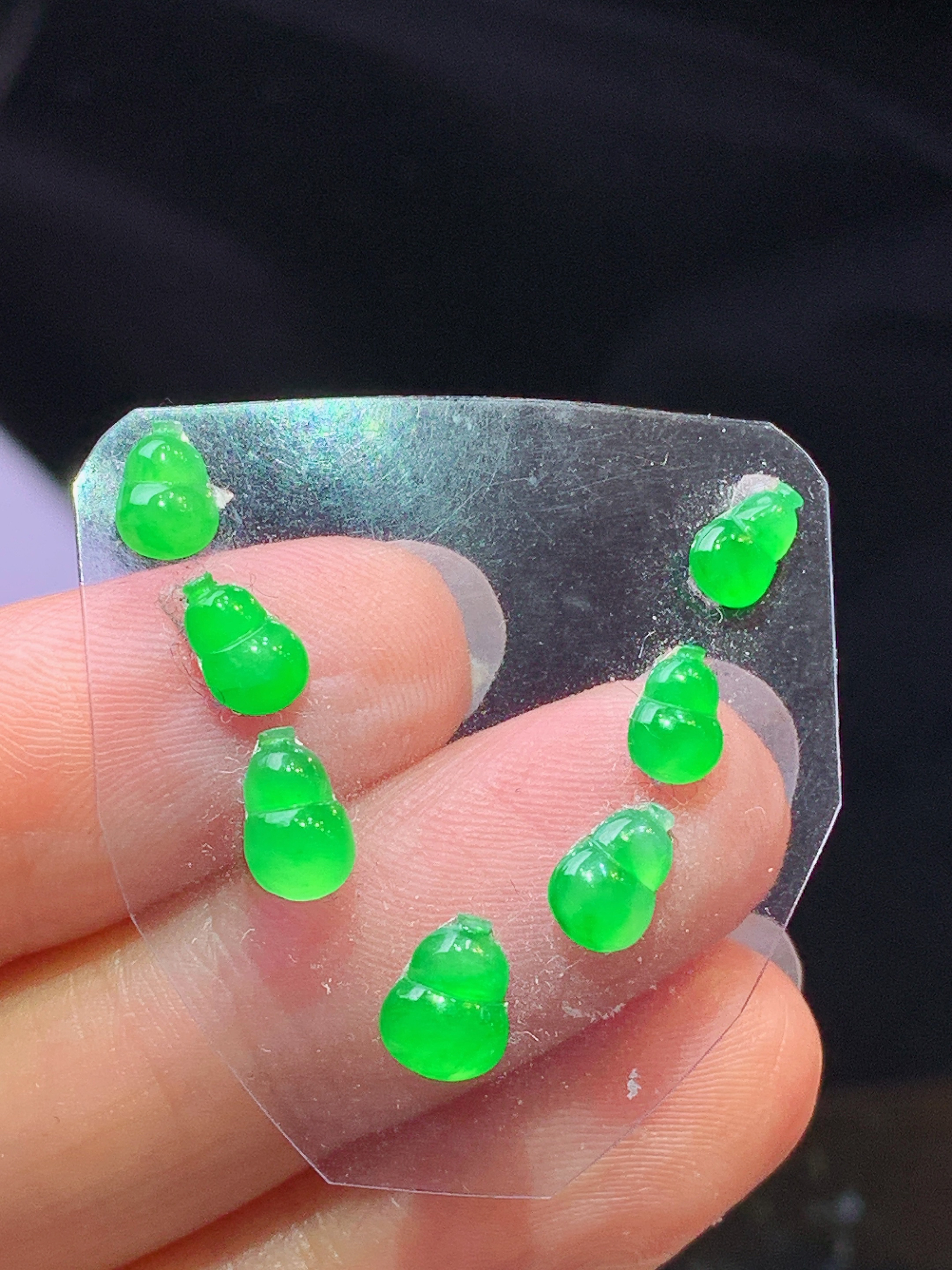 镶嵌款 翠绿葫芦一手 玉质细腻 色泽艳丽清新 水润亮眼 整体尺寸6.6*5.2*2m2