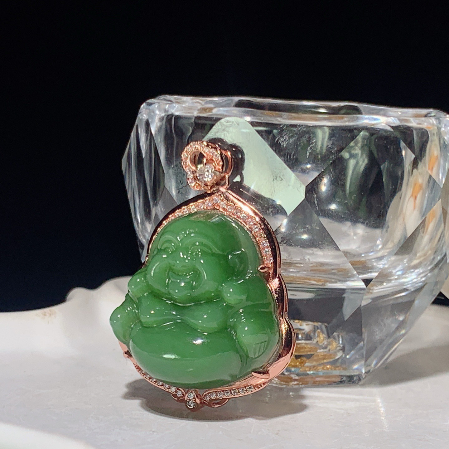 和田玉阳绿俄罗斯碧玉18k佛引福来挂件 尺寸28/27/15重17.8克 玉质细腻油润 底色纯净 脂