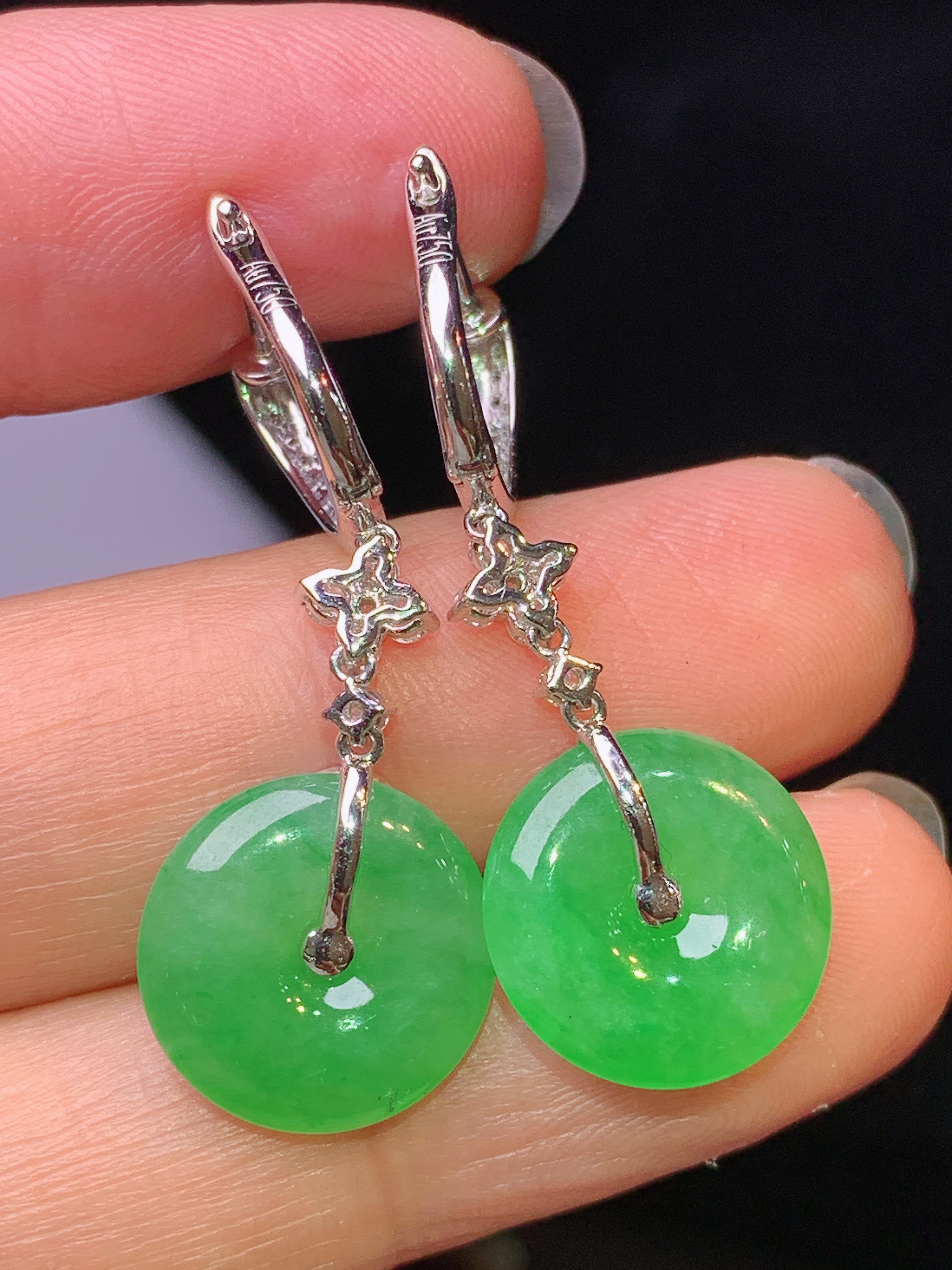 18k金钻镶嵌翠绿平安扣耳坠 玉质细腻 色泽艳丽清新 水润亮眼 整体尺寸33.8*12.8*3.3h1