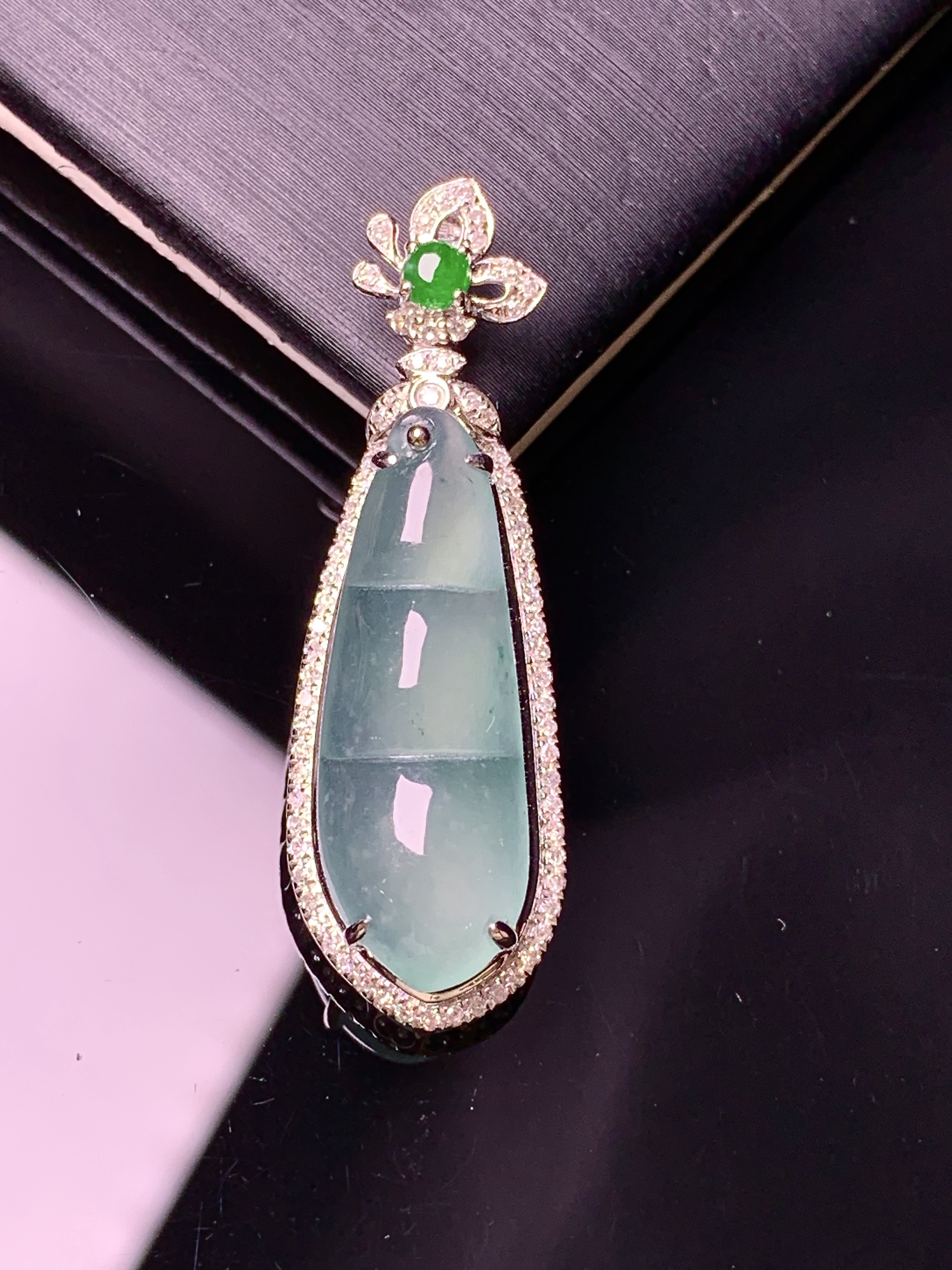 18k金钻镶嵌冰种四季豆吊坠 玉质细腻 色泽艳丽清新 水润亮眼 整体尺寸37.3*12*7.8f3