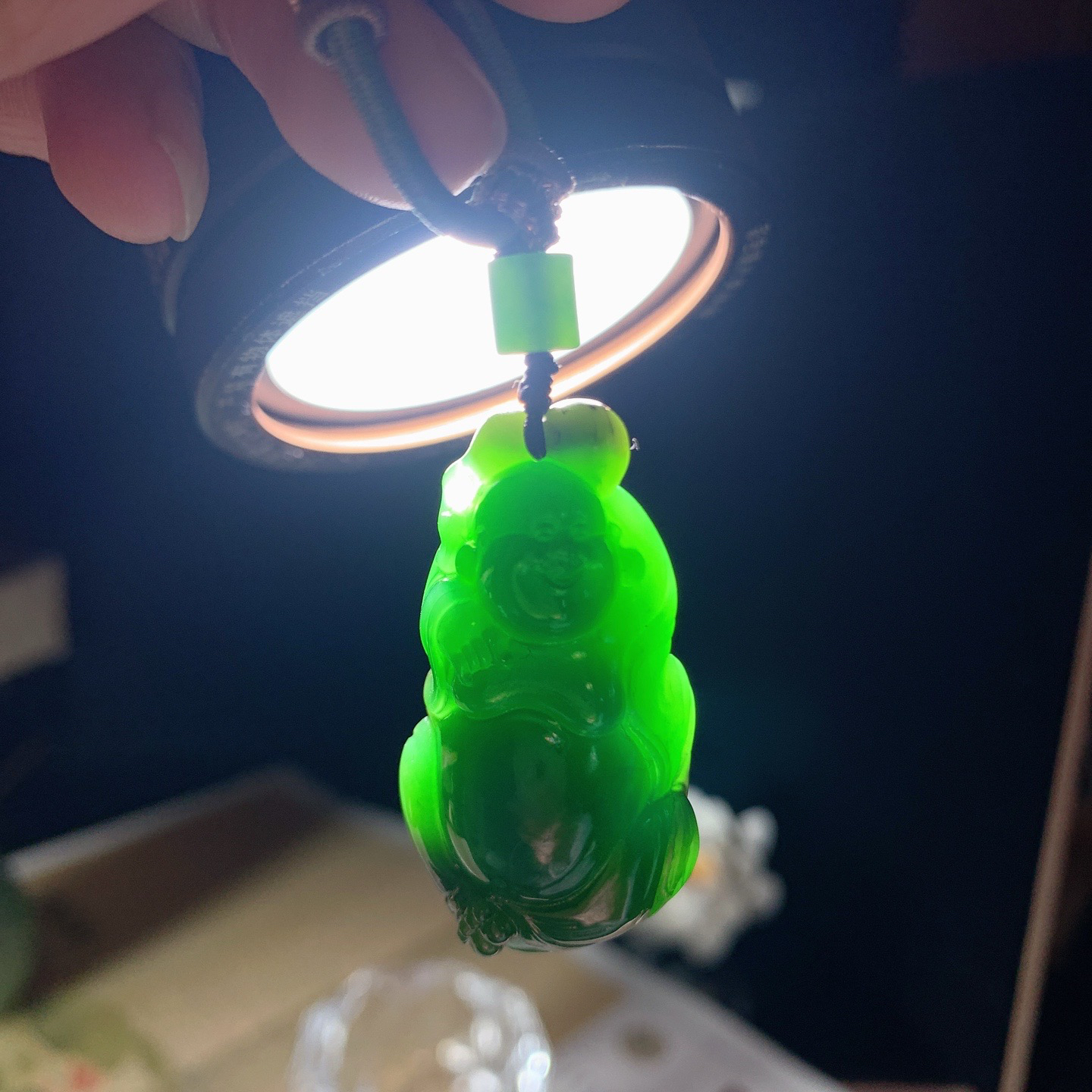 和田玉阳绿红皮料俄罗斯碧玉佛引福来挂件 尺寸41/22/13重20克 玉质细腻油润 底色纯净 脂粉好，品质好。lt260327