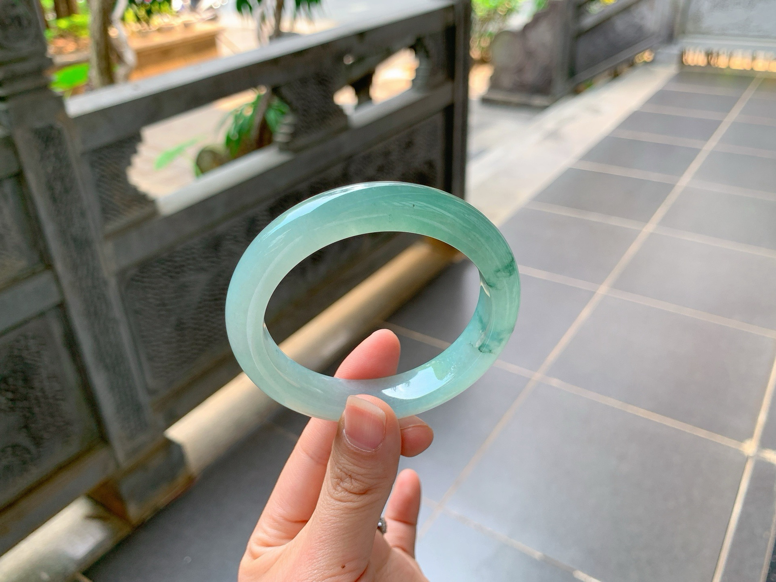 ｜56圈口
湖水绿飘花镯，半山半水、油润油润的，种老