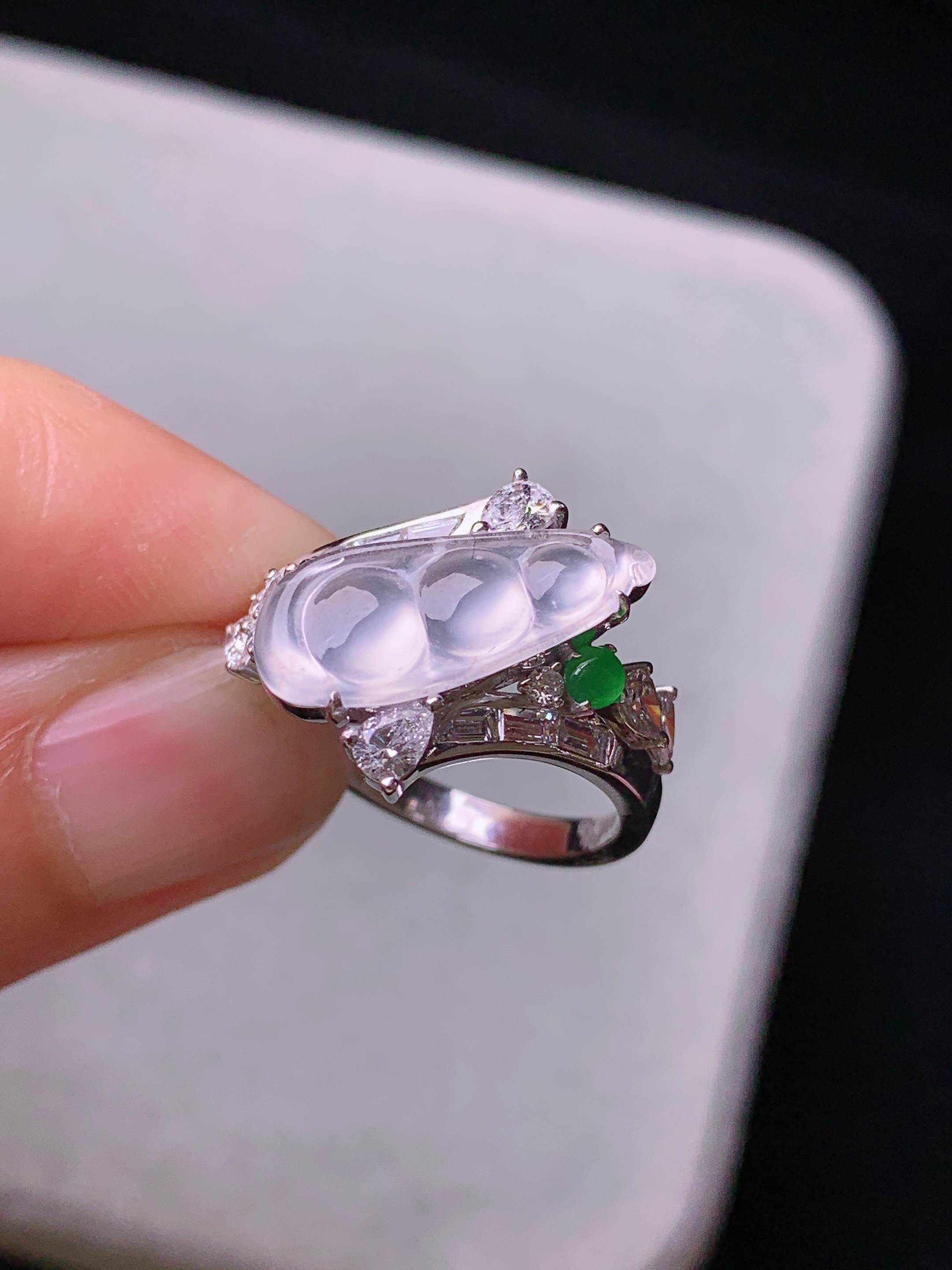 18k金镶嵌冰种四季豆戒指吊坠 玉质细腻 色泽艳丽清新 水润亮眼 圈口14 裸石尺寸16.3*7*2m5