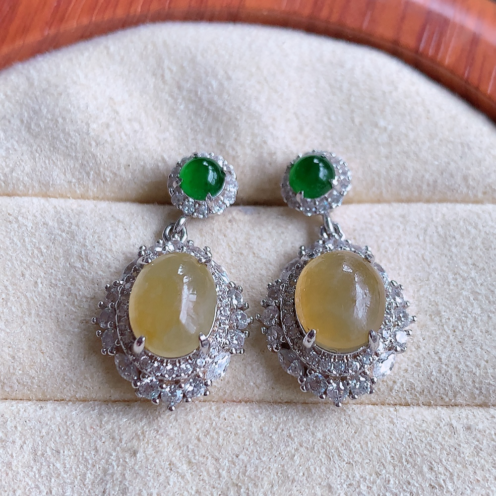 冰黄翡925银镶嵌耳钉，自然光实拍，翠色灵动，颜色漂亮，种老水足，品相佳，佩戴佳品！W502.25 