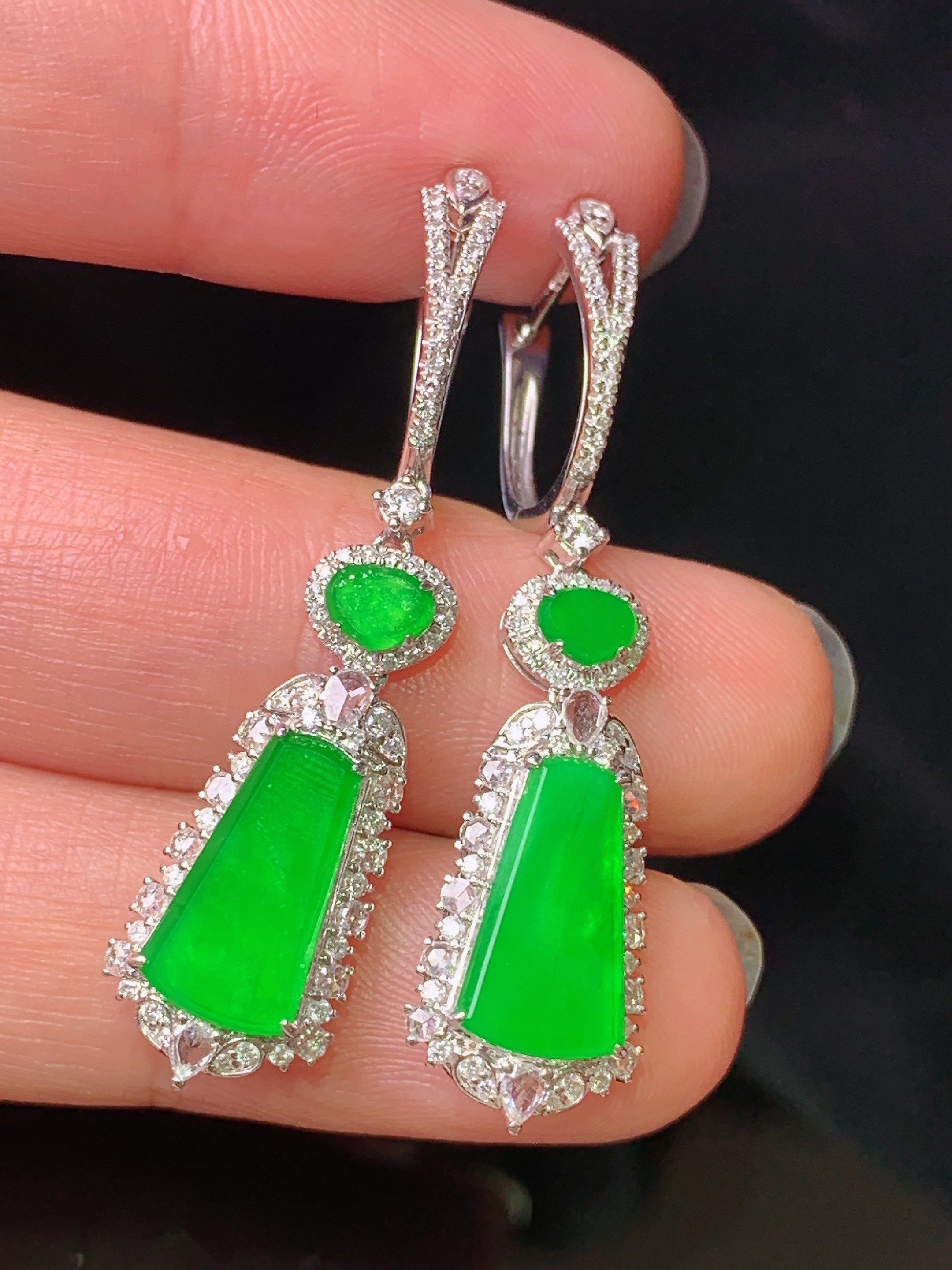 18k金钻镶嵌满绿无事牌耳坠 玉质细腻 色泽艳丽清新 水润亮眼 整体尺寸38.6*9.5*5.3c5