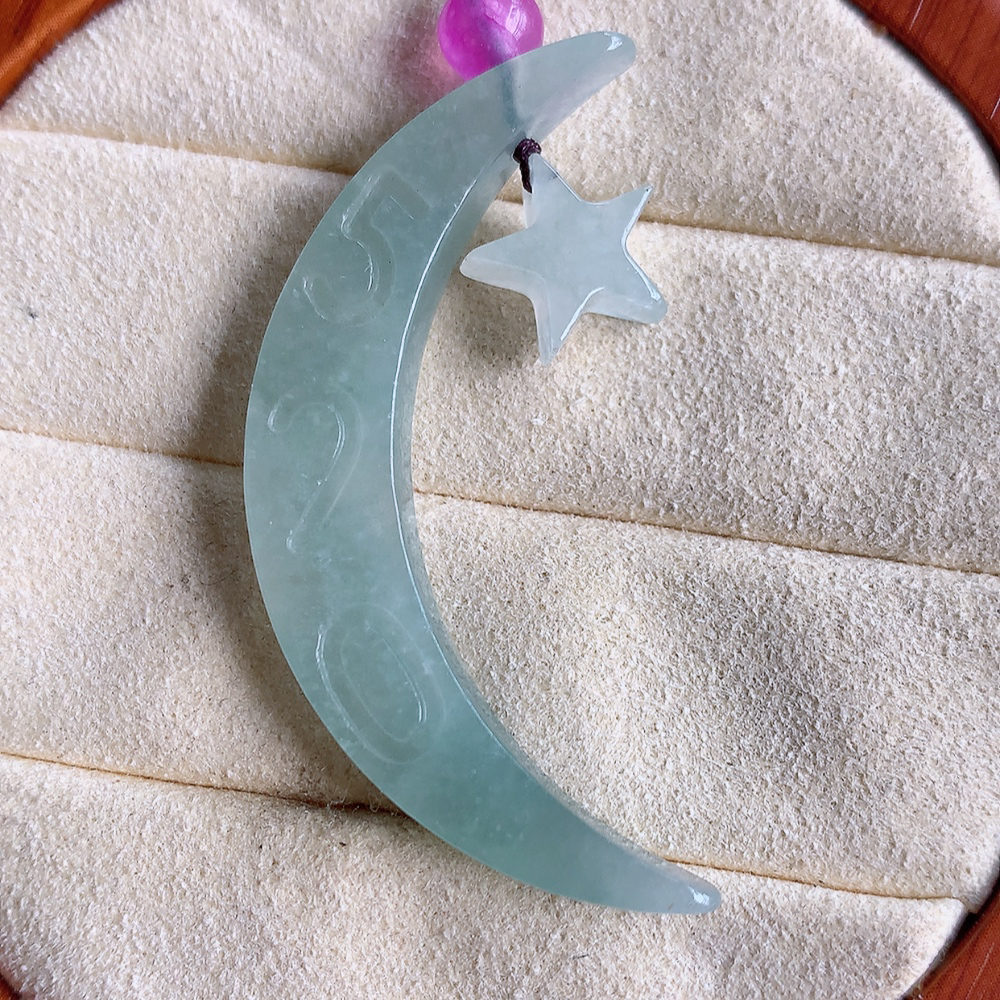 冰润星星月亮翡翠挂件，老种飘花  冰清玉洁  胶感十足  寓意“四季平安，福气满满”颜色鲜艳，清新自然，饱满通透   W49.25  尺寸：47-8.8-4.3mm