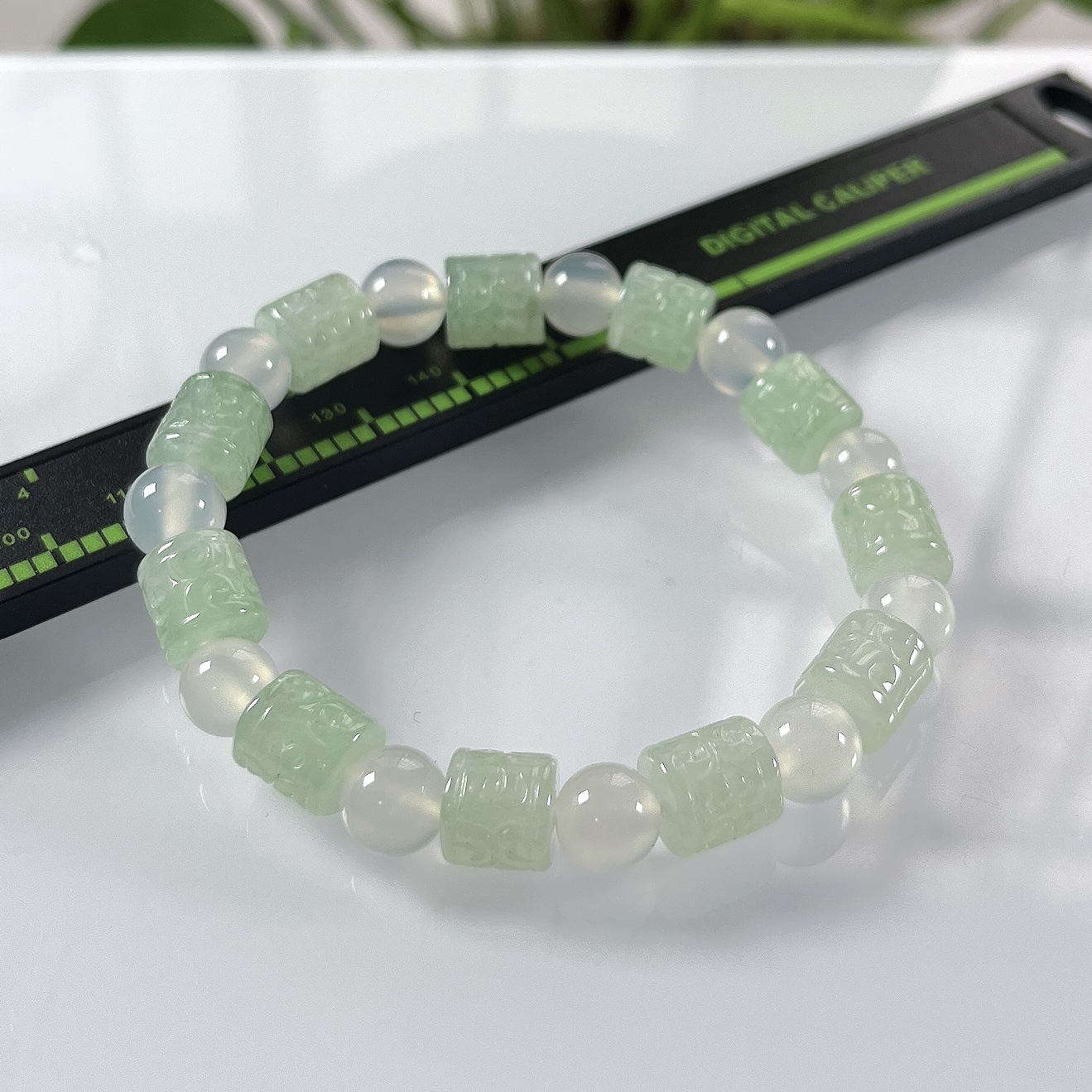 缅甸天然翡翠A货，冰种起胶晴底六字箴言路路通手串手链，尺寸：取一8.8/8.8mm/11颗，重量25