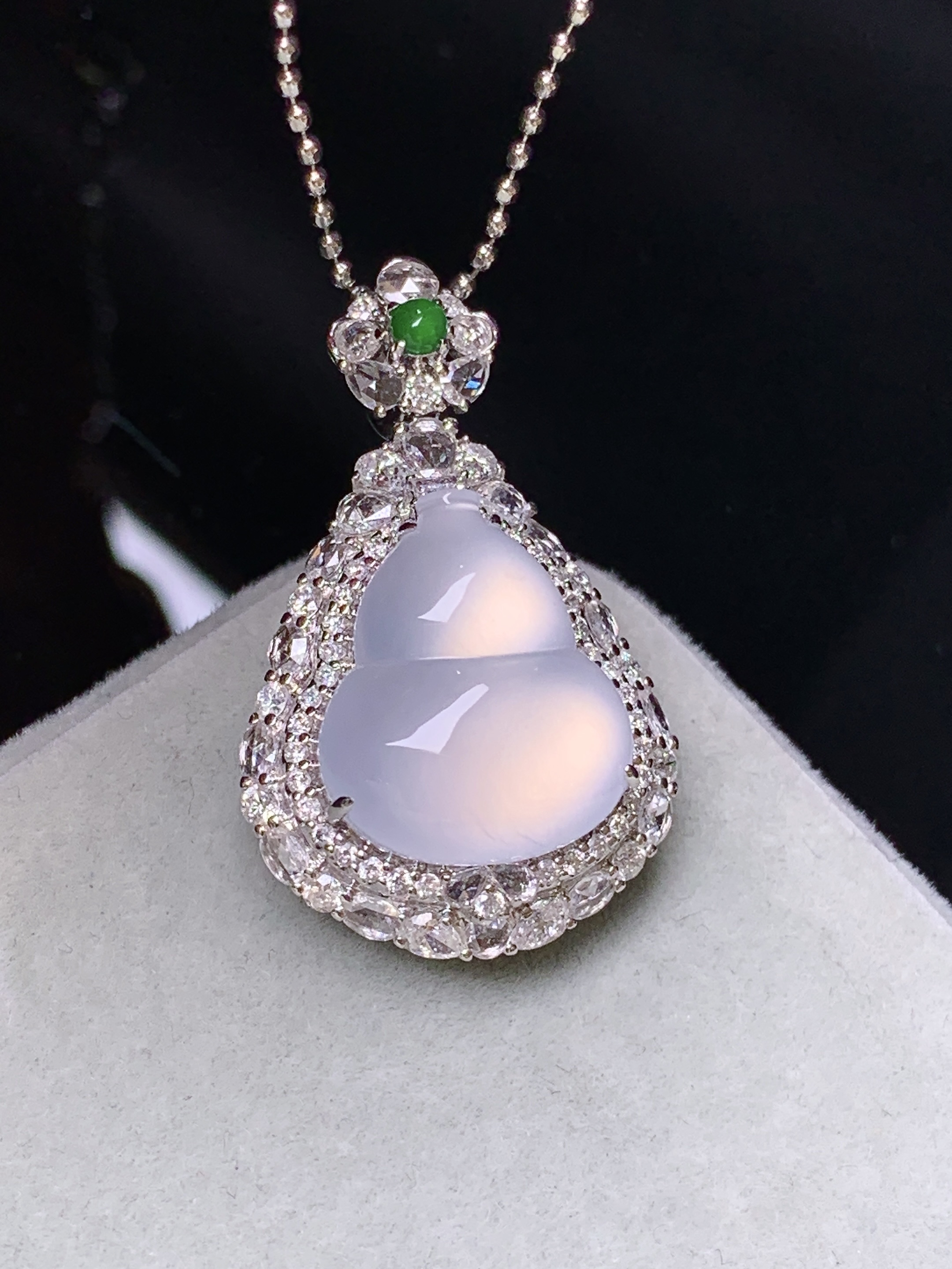 18k金钻镶嵌冰种葫芦吊坠 玉质细腻 色泽艳丽清新 水润亮眼 整体尺寸29.5*18*12c5