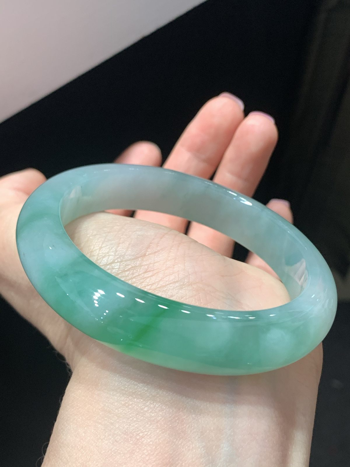 尺寸58.3/12.8/9.6，带色手镯
水润细腻 清新甜美 气质