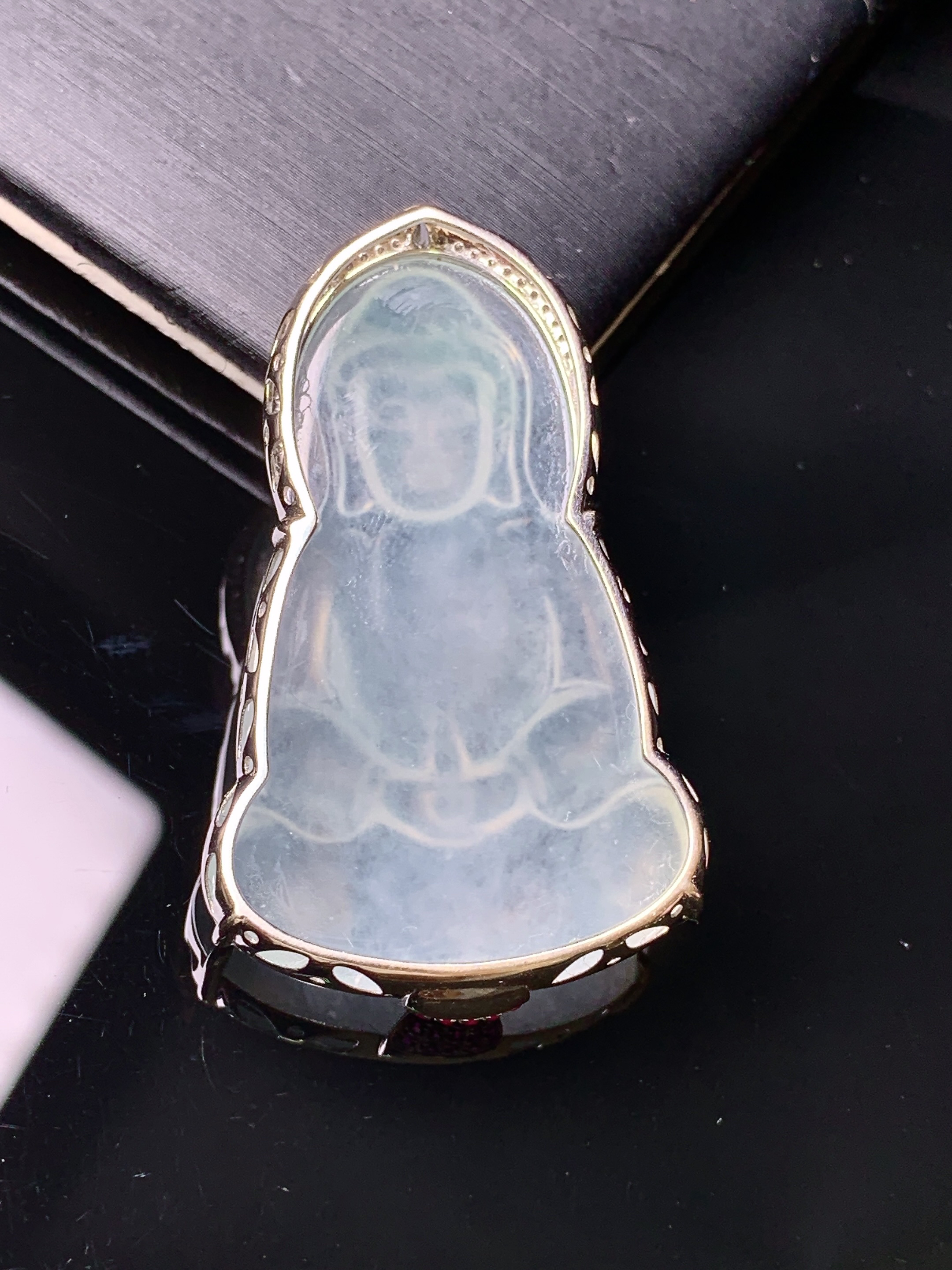 18k金钻镶嵌冰种观音吊坠 玉质细腻 色泽艳丽清新 水润亮眼 整体尺寸43.2*25.2*7c1