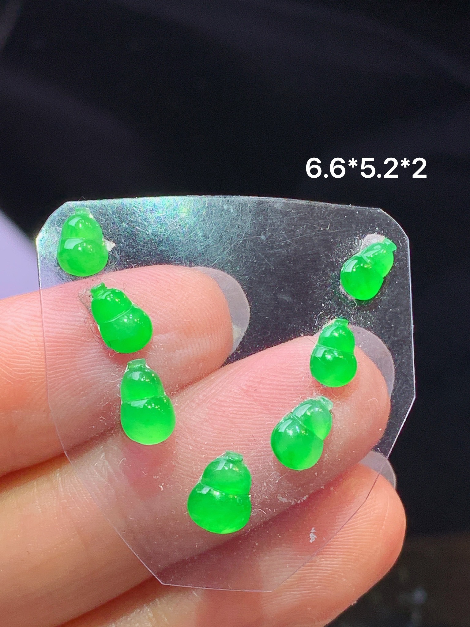 镶嵌款 翠绿葫芦一手 玉质细腻 色泽艳丽清新 水润亮眼 整体尺寸6.6*5.2*2m2