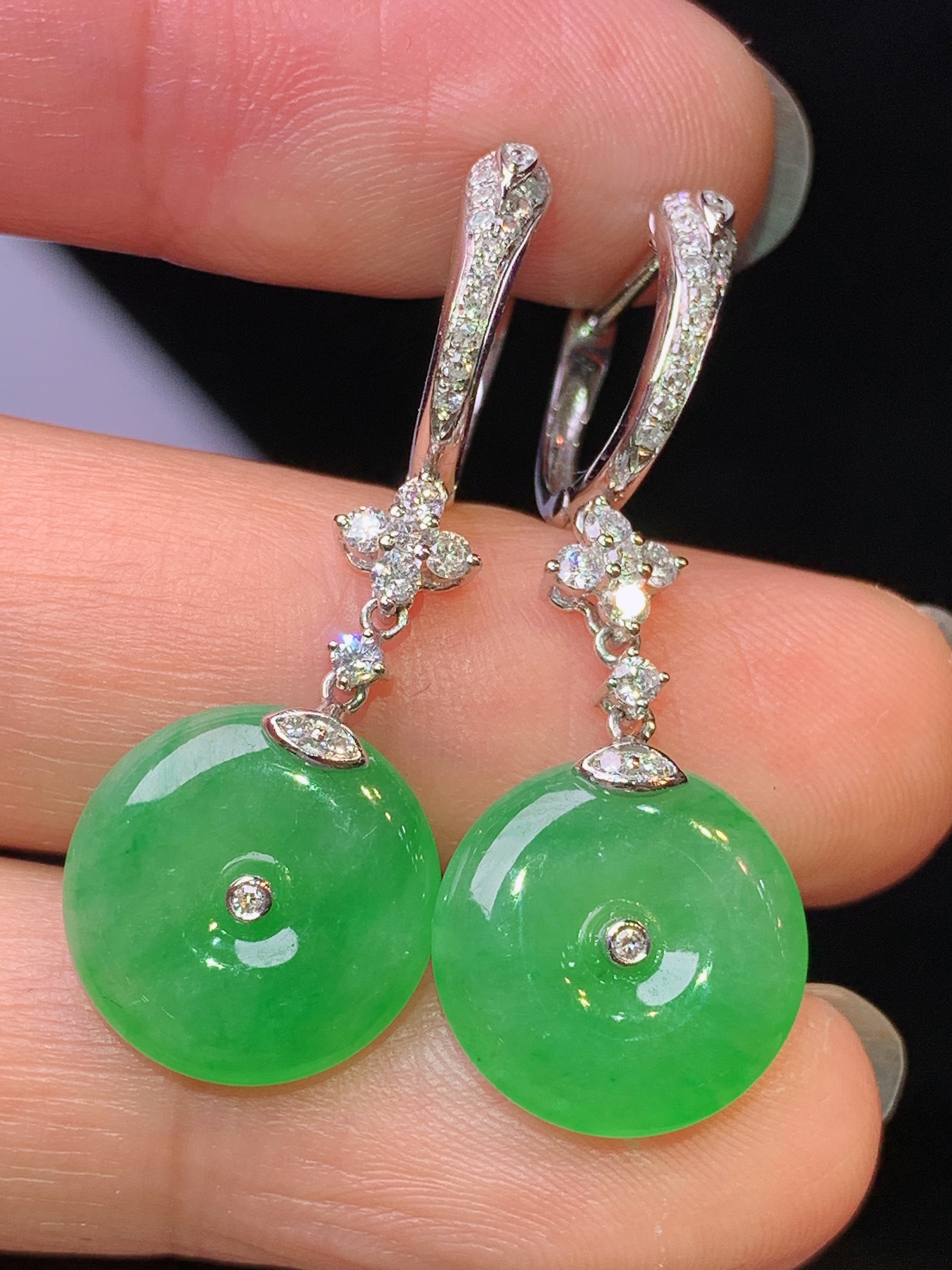 18k金钻镶嵌翠绿平安扣耳坠 玉质细腻 色泽艳丽清新 水润亮眼 整体尺寸33.8*12.8*3.3h1