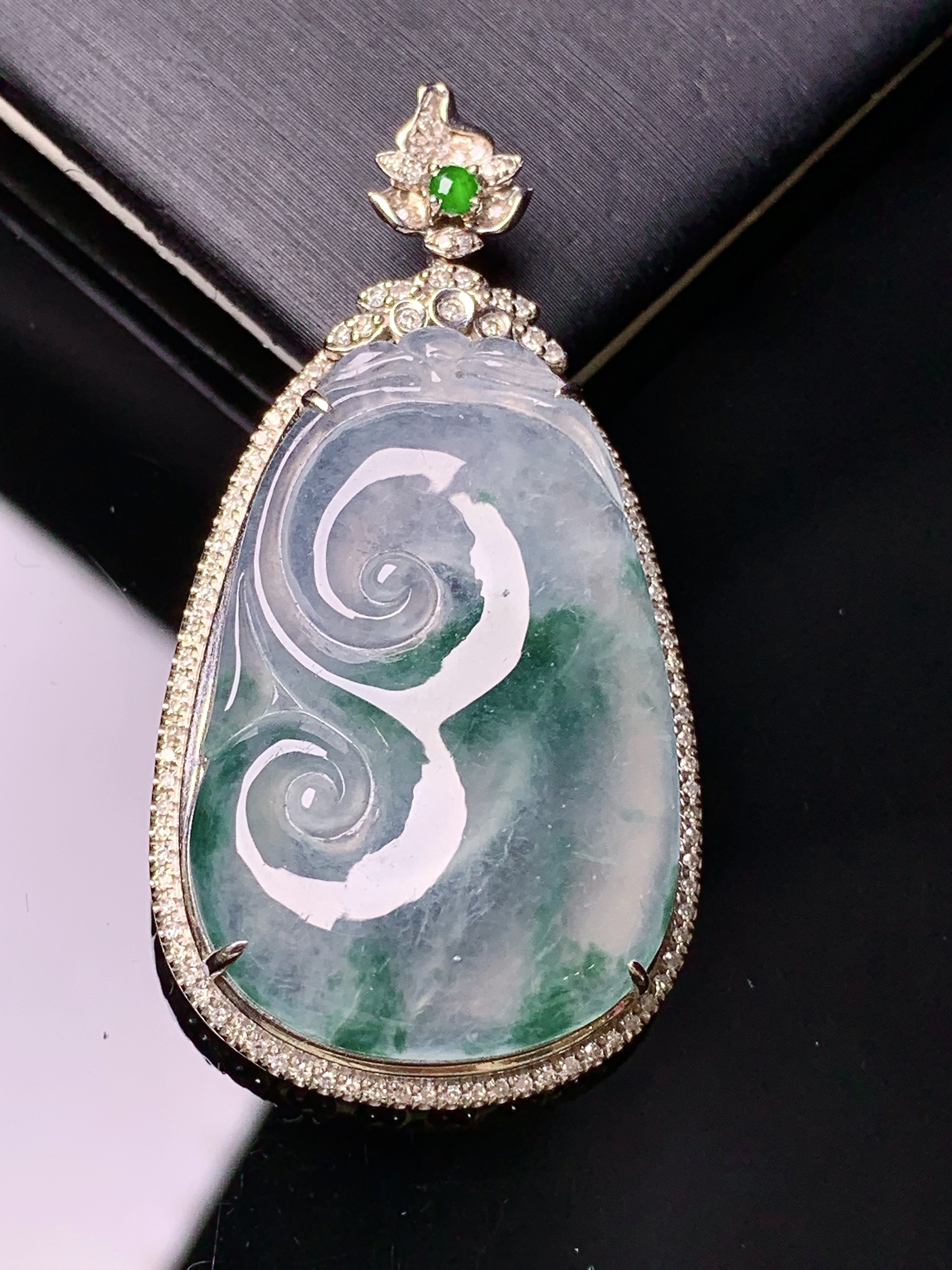 18k金钻镶嵌冰种飘绿如意吊坠 玉质细腻 色泽艳丽清新 水润亮眼 整体尺寸45.5*24.2*8.3f3