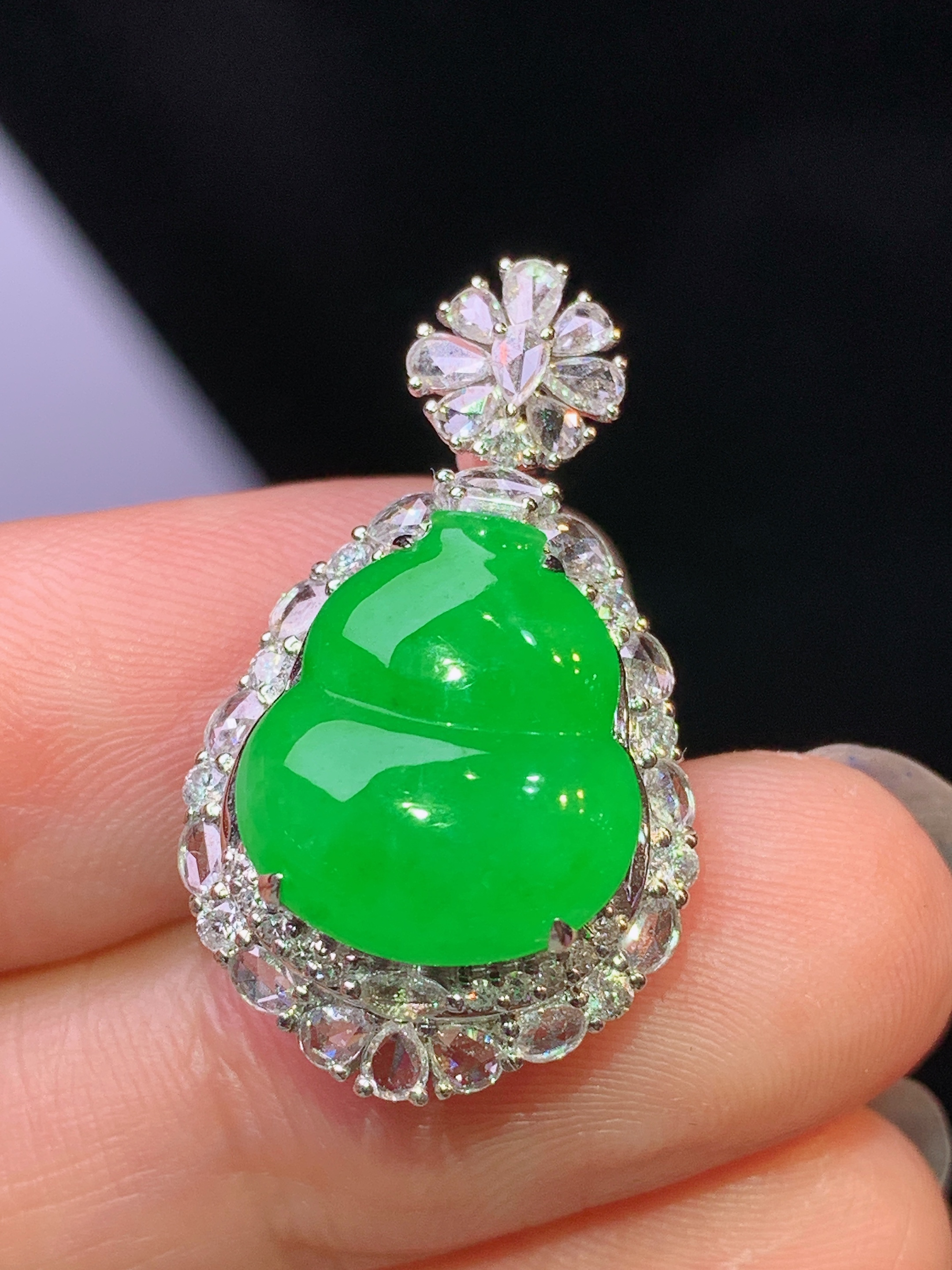 18k金钻镶嵌满绿葫芦吊坠 玉质细腻 色泽艳丽清新 水润亮眼 整体尺寸26.6*16*10h1