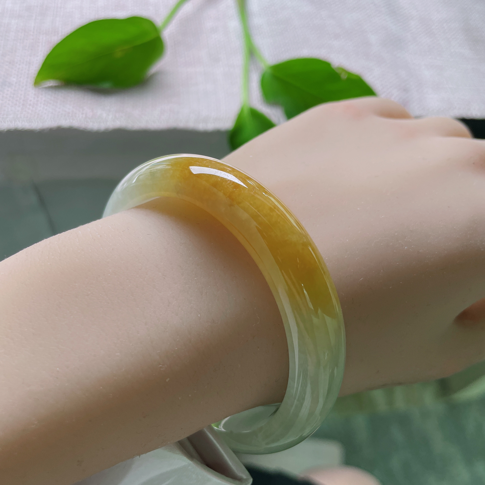 55.2/12.5/7.6黄翡正圈，水润细腻，金玉满堂，福泽绵长，贵气