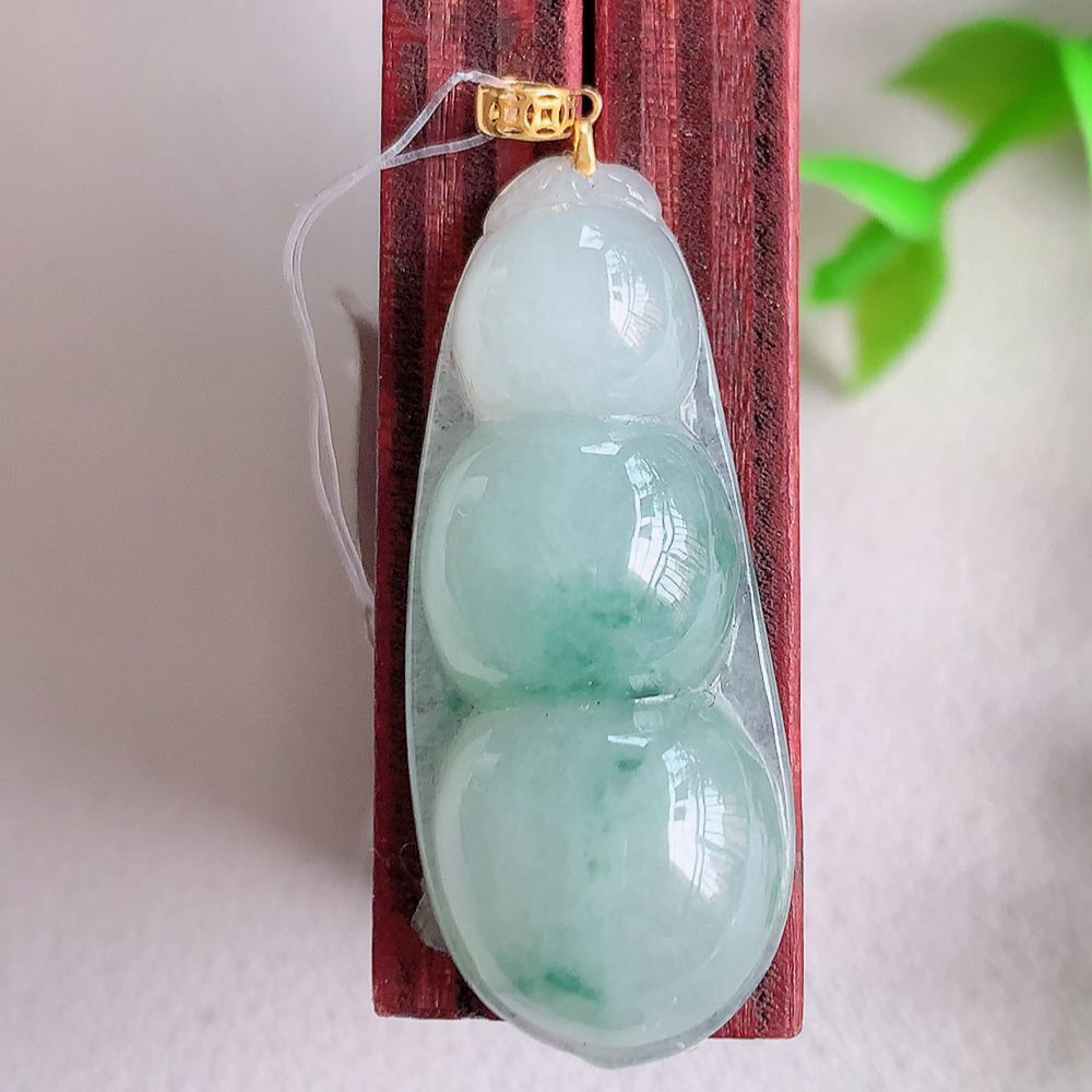 18k金扣冰润飘花福豆翡翠挂件，老种飘花  冰清玉洁  胶感十足  寓意“四季平安，福气满满”颜色鲜