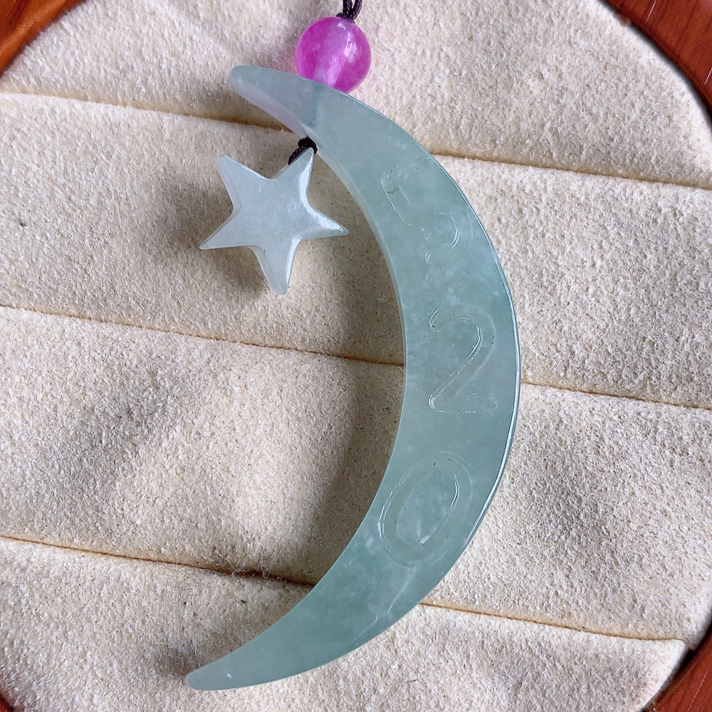 冰润星星月亮翡翠挂件，老种飘花  冰清玉洁  胶感十足  寓意“四季平安，福气满满”颜色鲜艳，清新自然，饱满通透   W49.25  尺寸：47-8.8-4.3mm