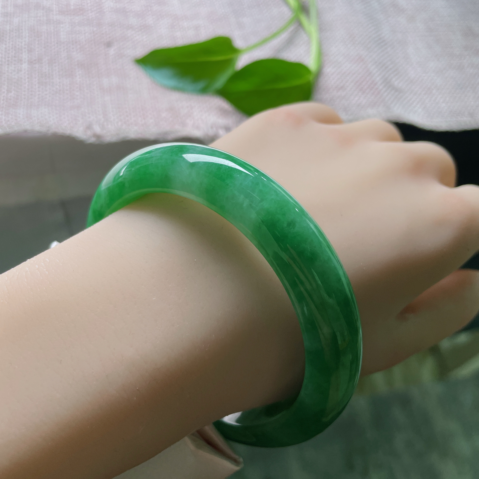 61.1/13.5/9.2，满绿正圈，大圈口，绿意流转。举手投足间，都是东方美学的温柔。皮纹