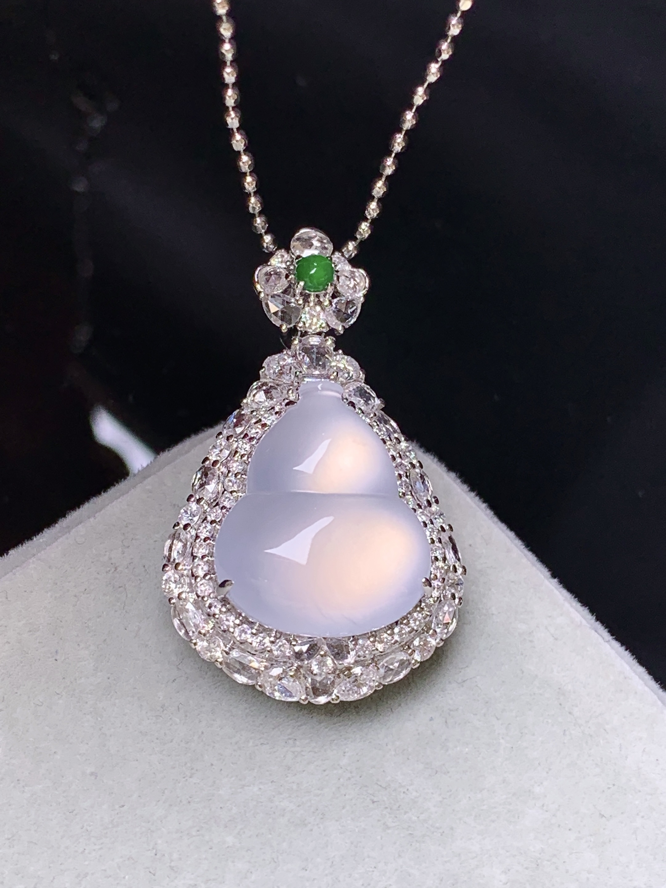 18k金钻镶嵌冰种葫芦吊坠 玉质细腻 色泽艳丽清新 水润亮眼 整体尺寸29.5*18*12c5