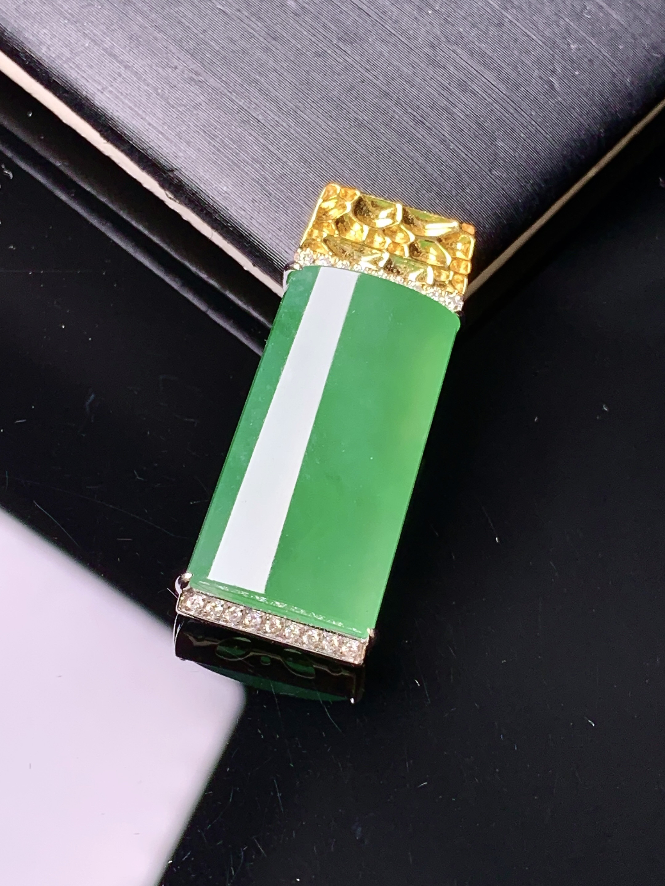 18k金钻镶嵌翠绿无事牌吊坠 玉质细腻 色泽艳丽清新 水润亮眼 整体尺寸29*12.5*6.8c5