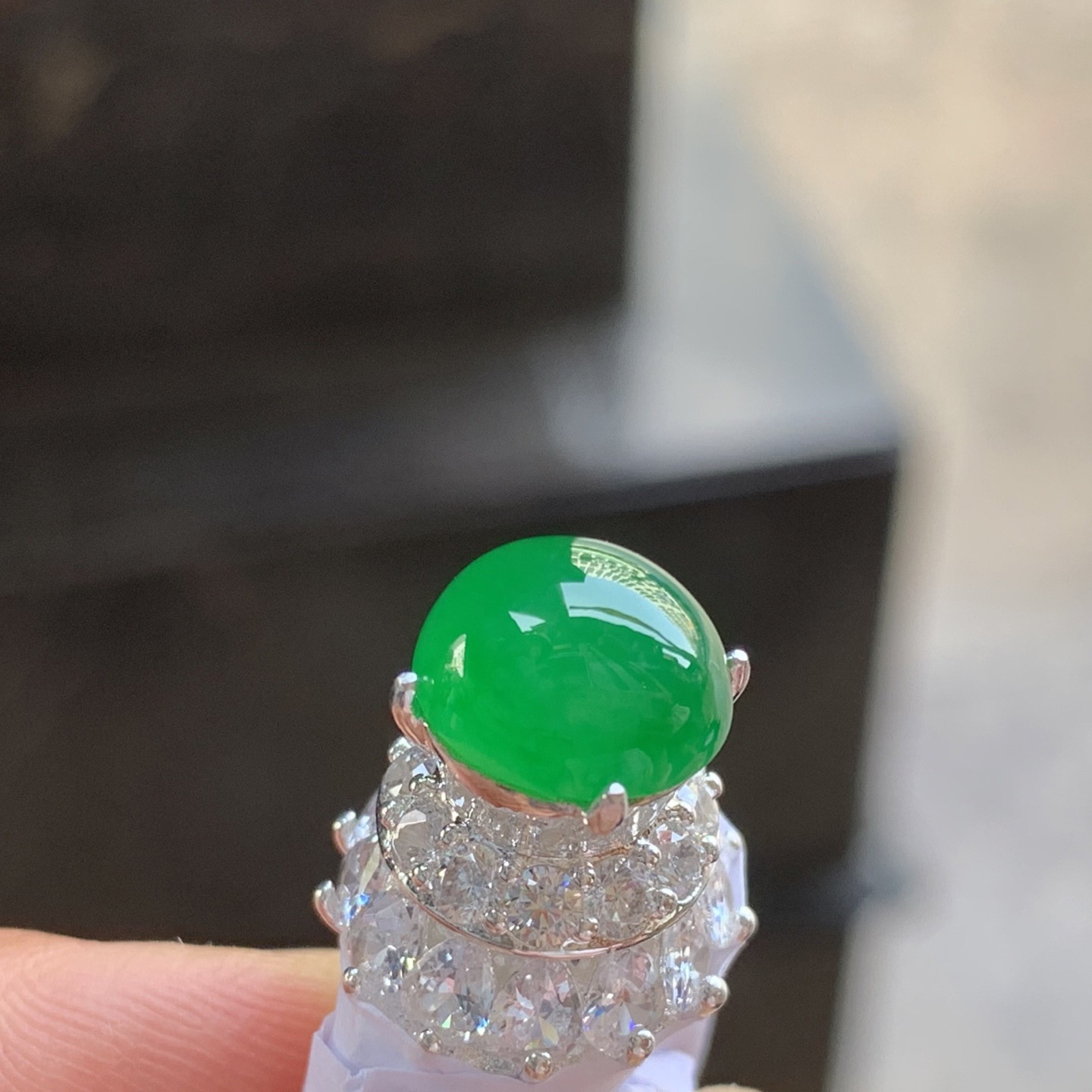 阳绿色戒面 种好水润 颜色漂亮 饱满 铜托