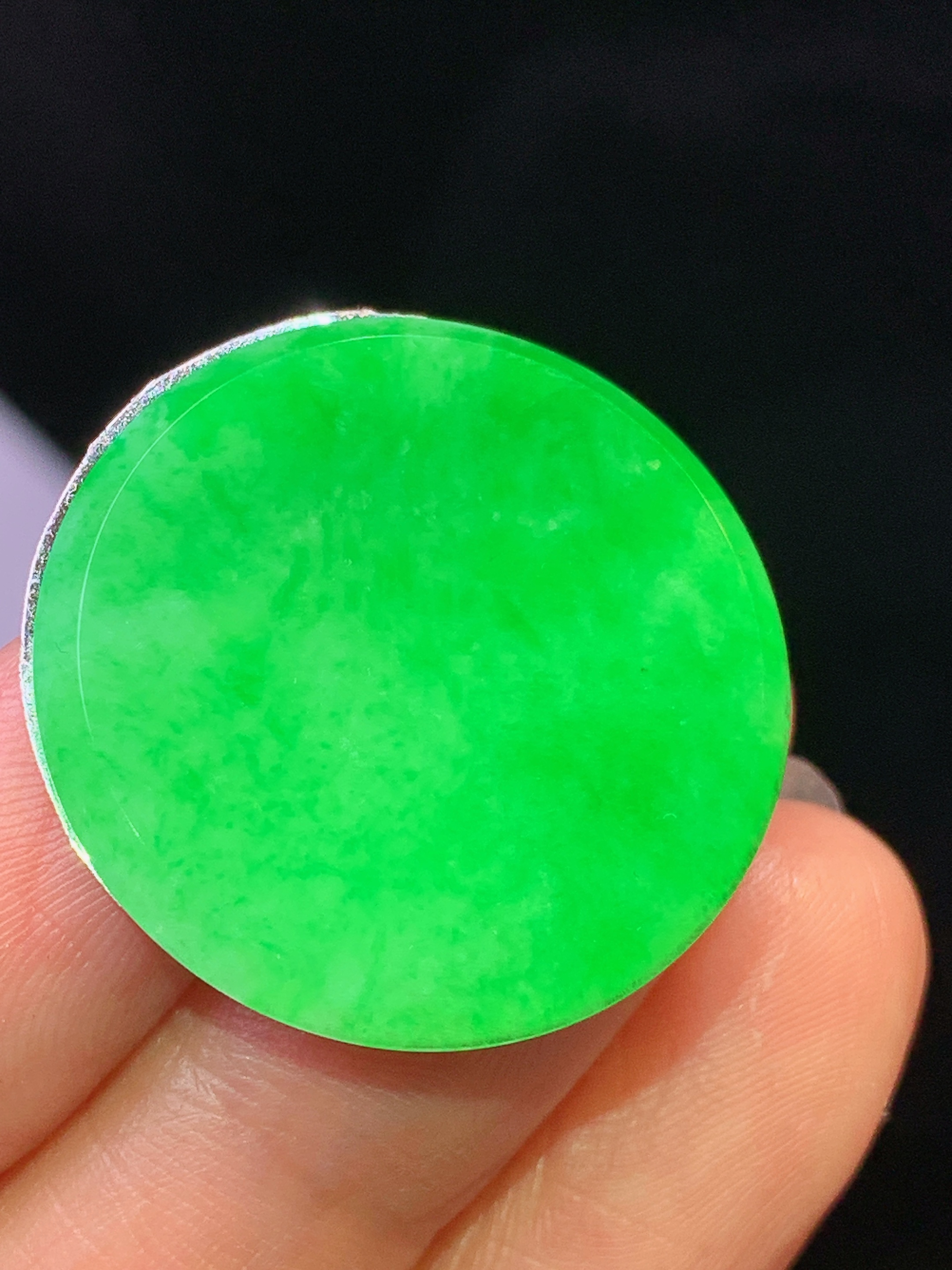翠绿圆牌吊坠 玉质细腻 色泽艳丽清新 水润亮眼 整体尺寸25.8*2m2