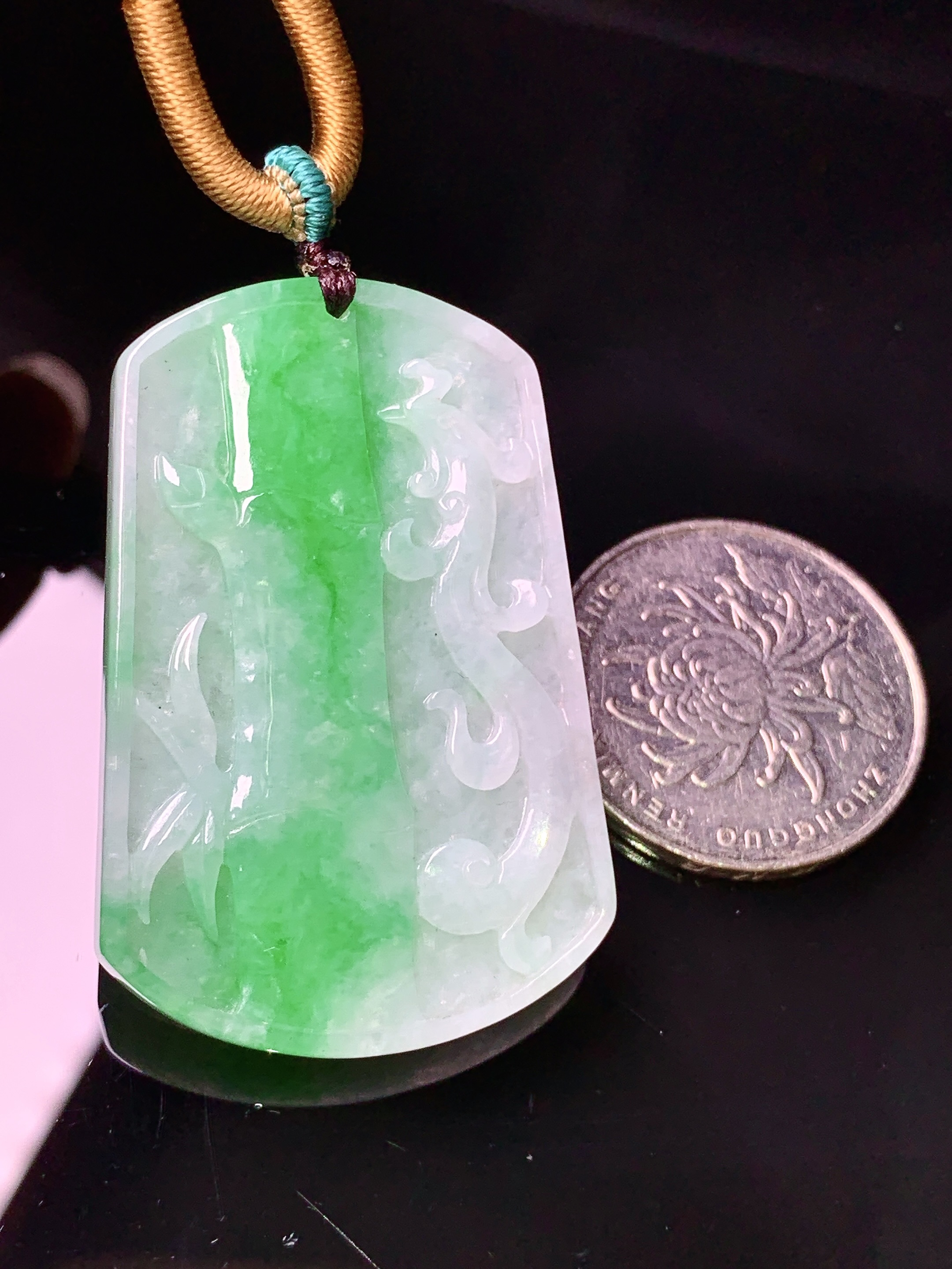 飘绿竹节牌吊坠 玉质细腻 色泽艳丽清新 水润亮眼 整体尺寸44.5*29.7*5.2c1