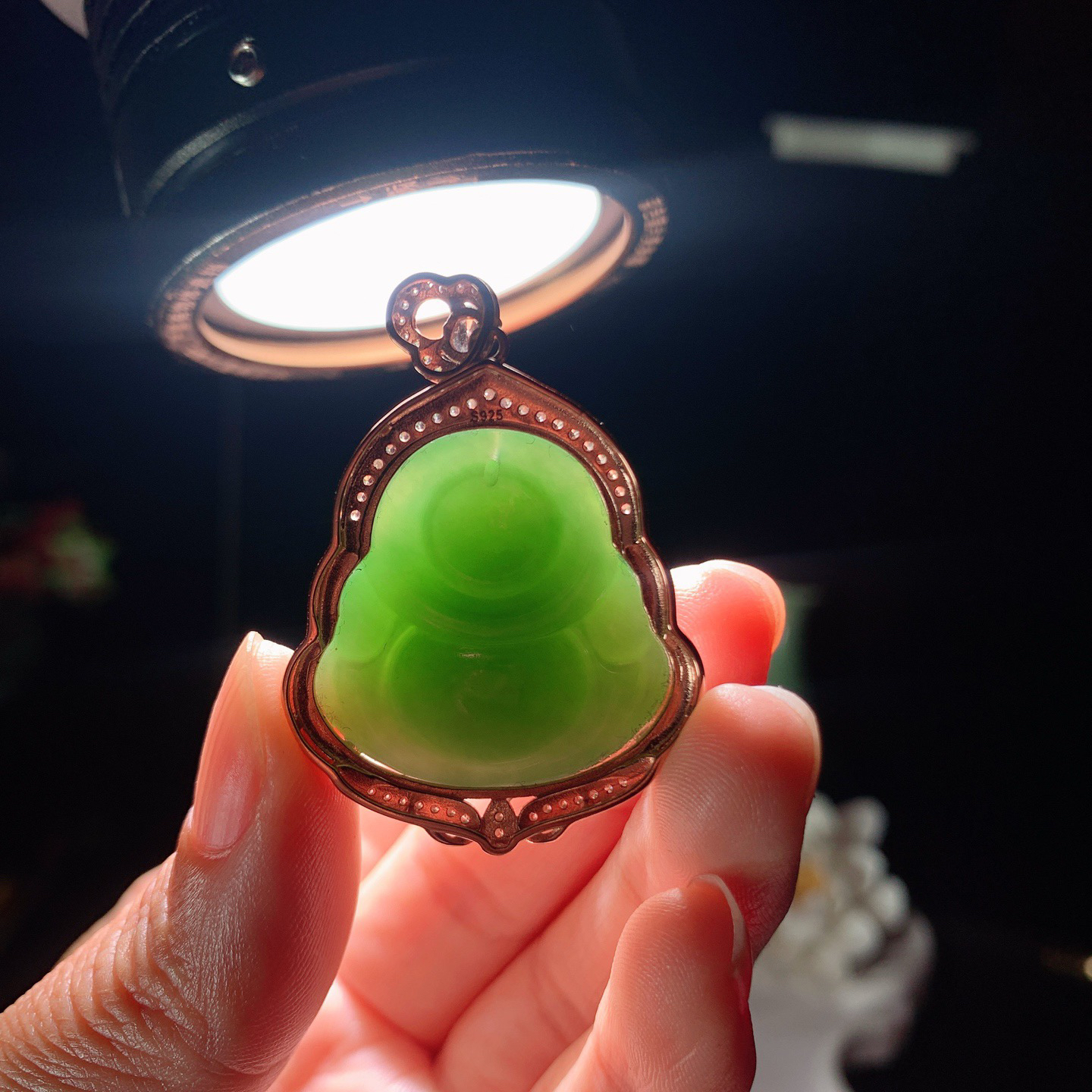 和田玉阳绿俄罗斯碧玉18k佛引福来挂件 尺寸28/27/15重17.8克 玉质细腻油润 底色纯净 脂粉好，品质好。lt260325